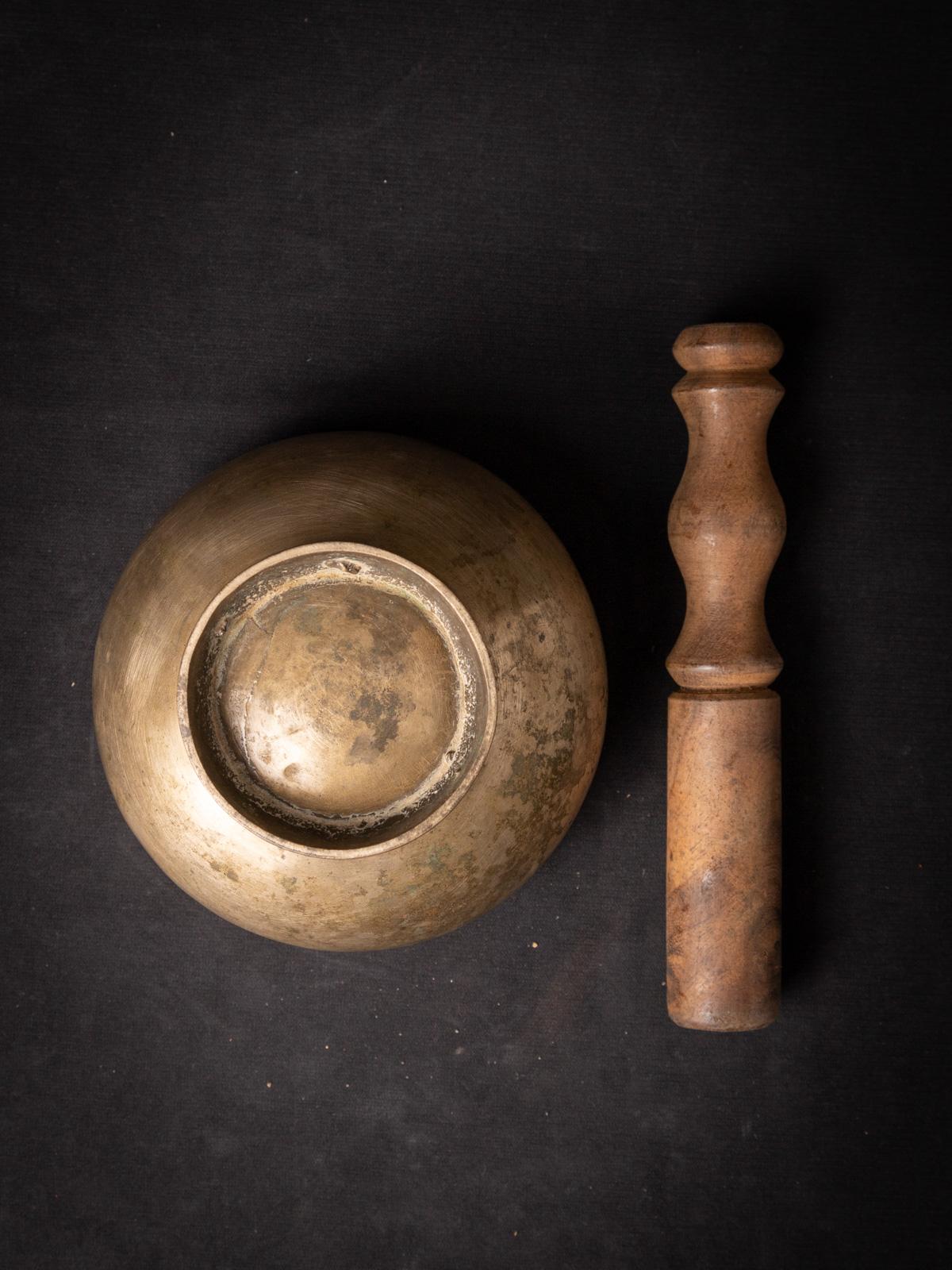 Old bronze Nepali Singing bowl
Material : bronze
8,8 cm high
13,5 cm diameter
Early 20th century
Weight: 613 grams
Originating from Nepal