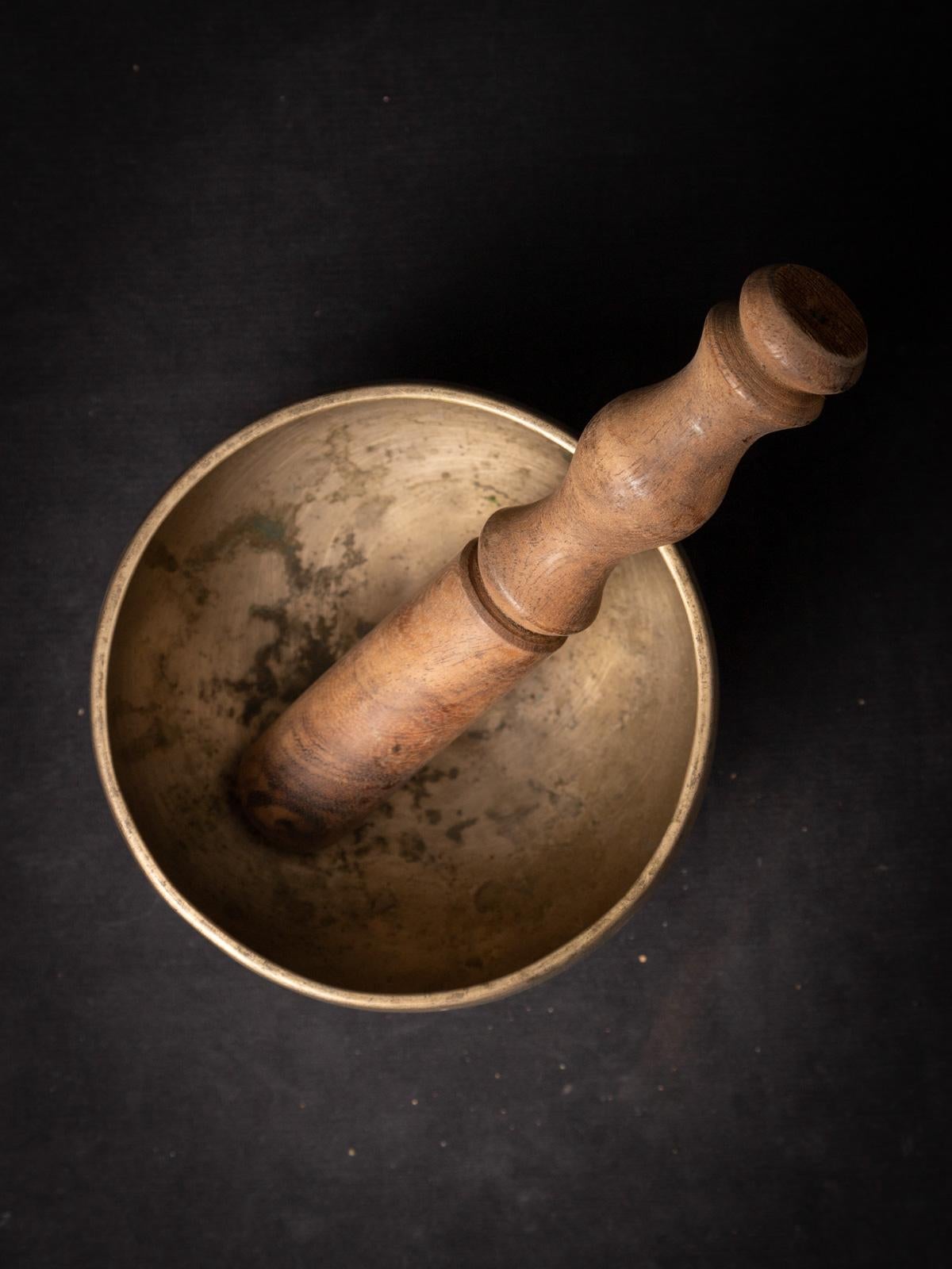 Early 20th Century Old bronze Nepali Singing bowl  OriginalBuddhas In Good Condition For Sale In DEVENTER, NL