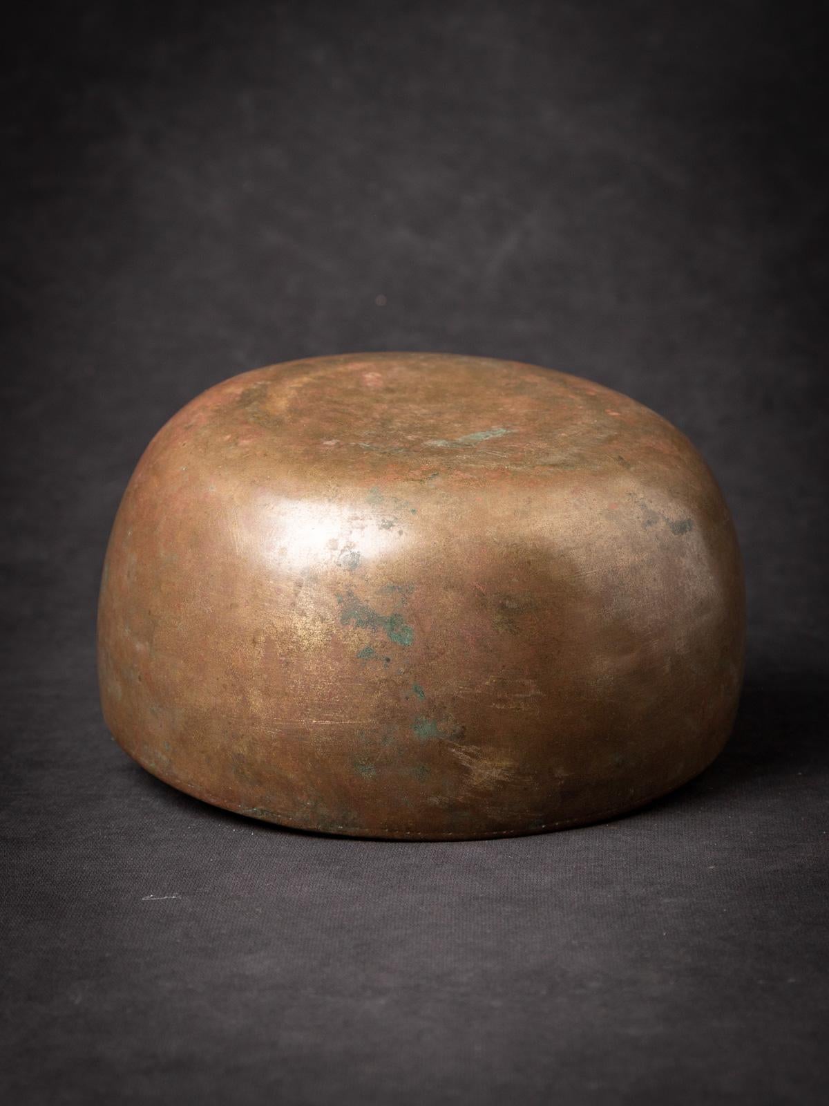 Early 20th Century Old bronze Nepali Singing bowl  OriginalBuddhas In Good Condition In DEVENTER, NL