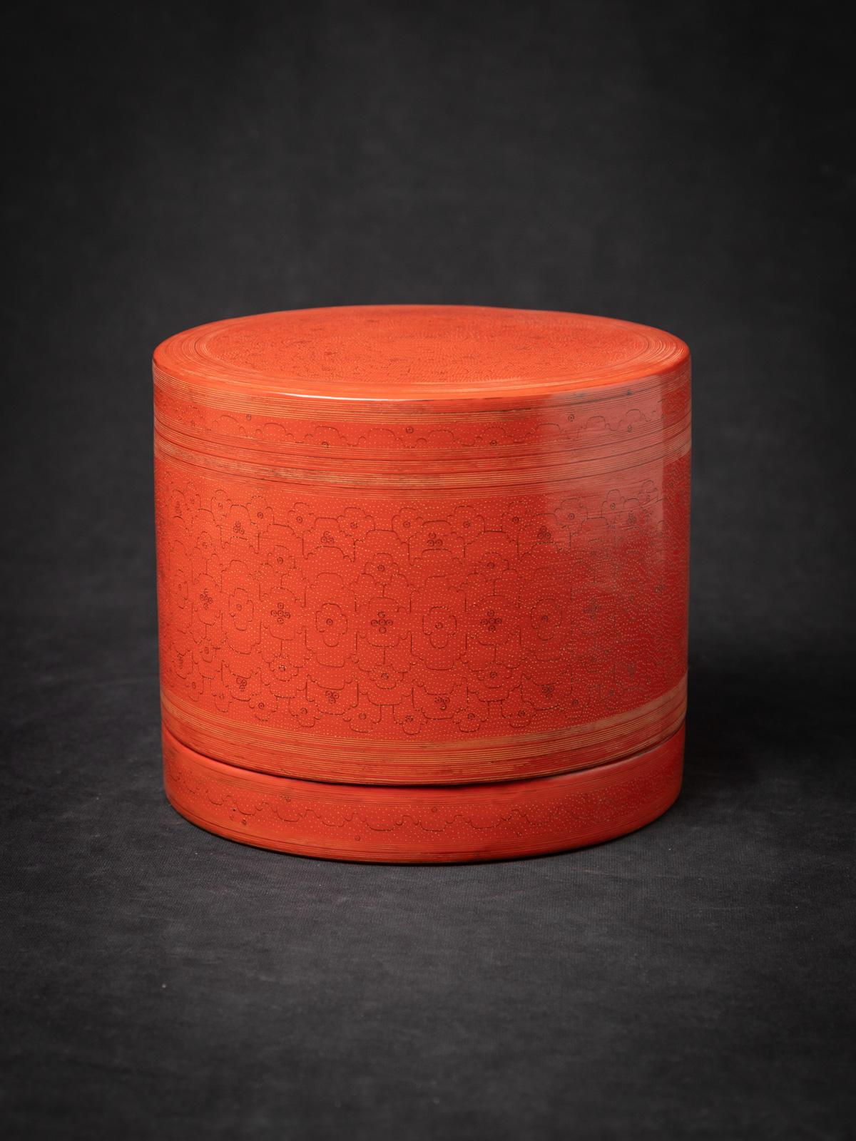 Diese exquisite alte birmanische Betelnuss-Lackdose aus dem frühen 20. Jahrhundert zeigt das reiche kulturelle Erbe von Birma (Myanmar). Hergestellt aus traditionellen Lackwaren, bei denen mehrere Schichten Naturlack aufgetragen werden, spiegelt