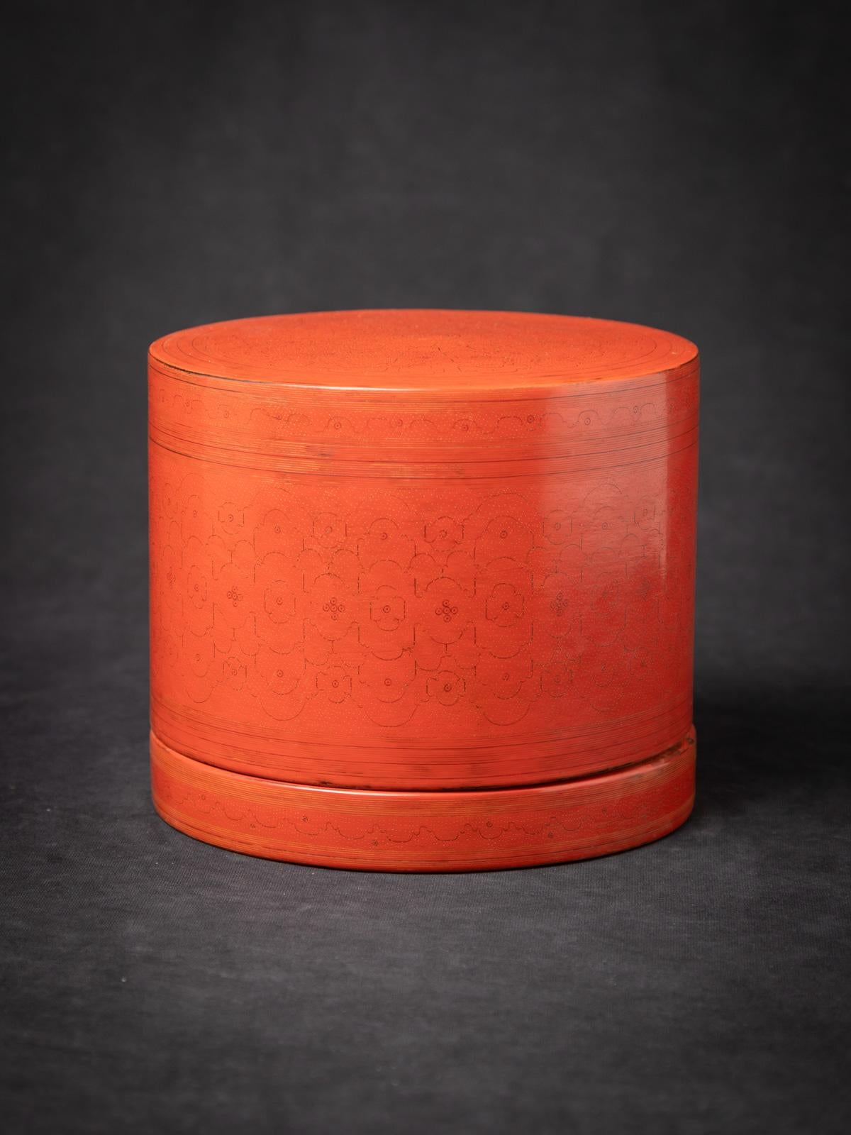 Cette ancienne boîte à laque birmane en noix de bétel est un objet du début du XXe siècle provenant de Birmanie (Myanmar), qui témoigne de la riche tradition de l'art de la laque en Asie du Sud-Est. Fabriqué en laque de haute qualité et mesurant