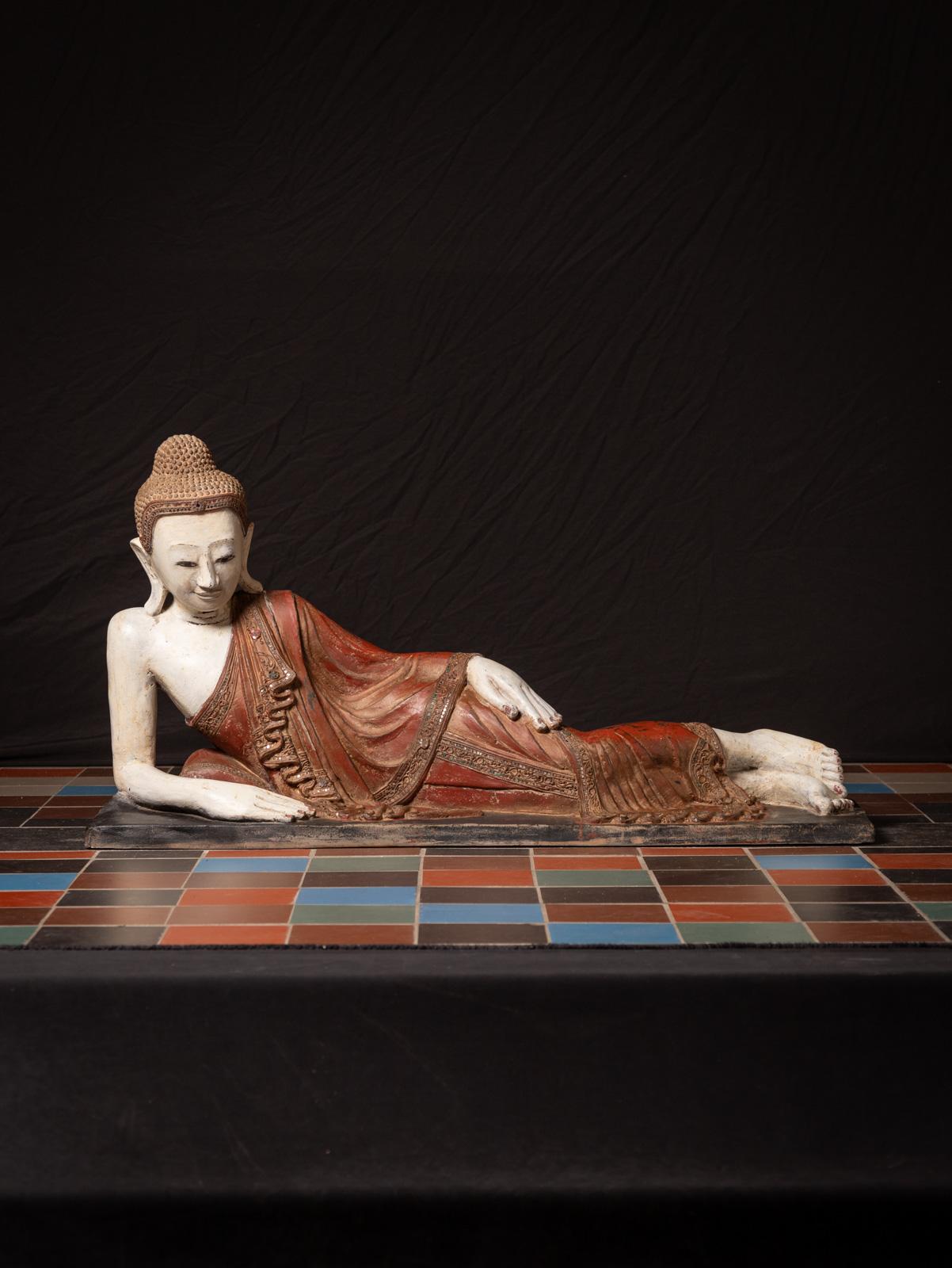 Ancienne statue de Bouddha couché birmane

Matière : laque
58,5 cm de haut
114 cm de large et 34 cm de profondeur
Début du 20e siècle
Poids : 11,8 kgs
Originaire de Birmanie (Myanmar)