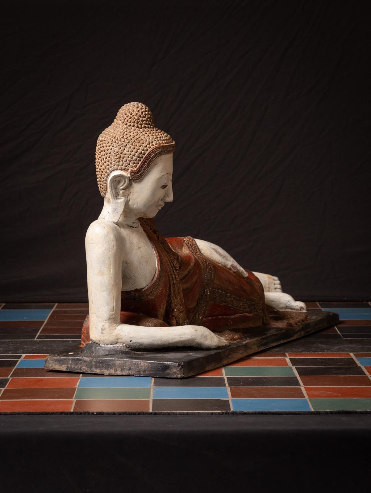 Ancienne statue de Bouddha couché birmane du début du 20e siècle Bon état - En vente à DEVENTER, NL