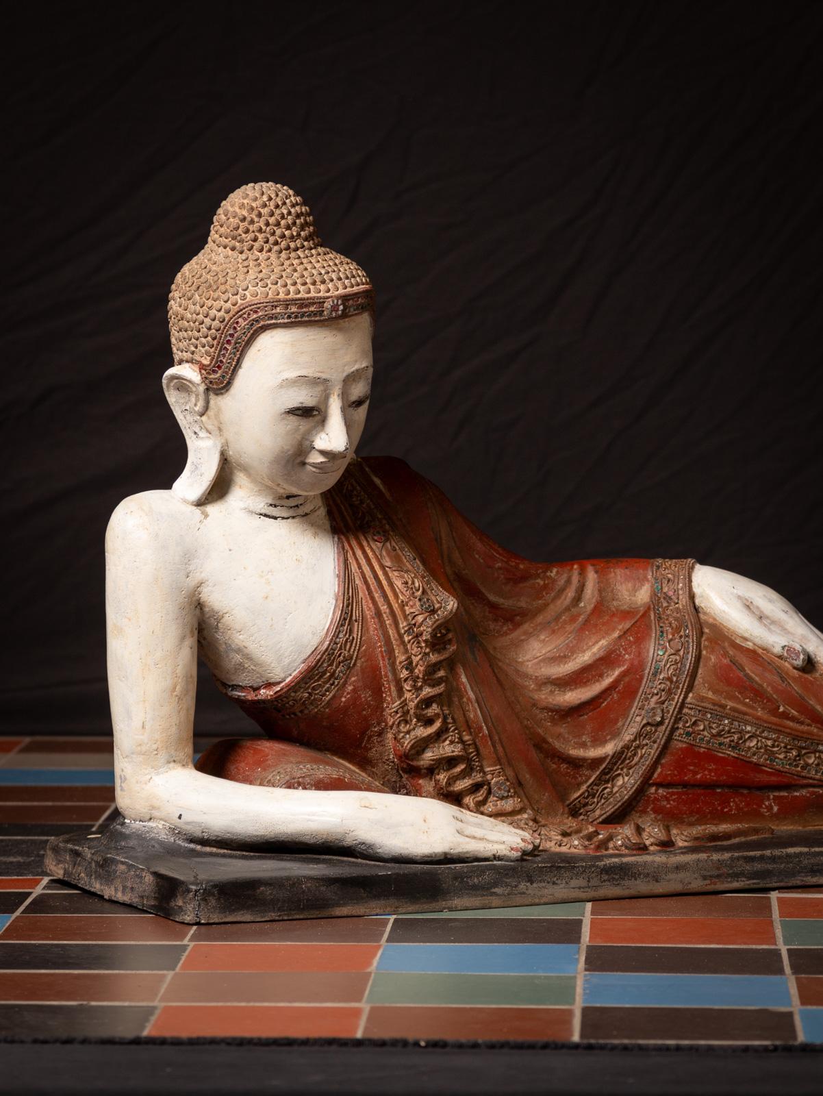 20ième siècle Ancienne statue de Bouddha couché birmane du début du 20e siècle en vente