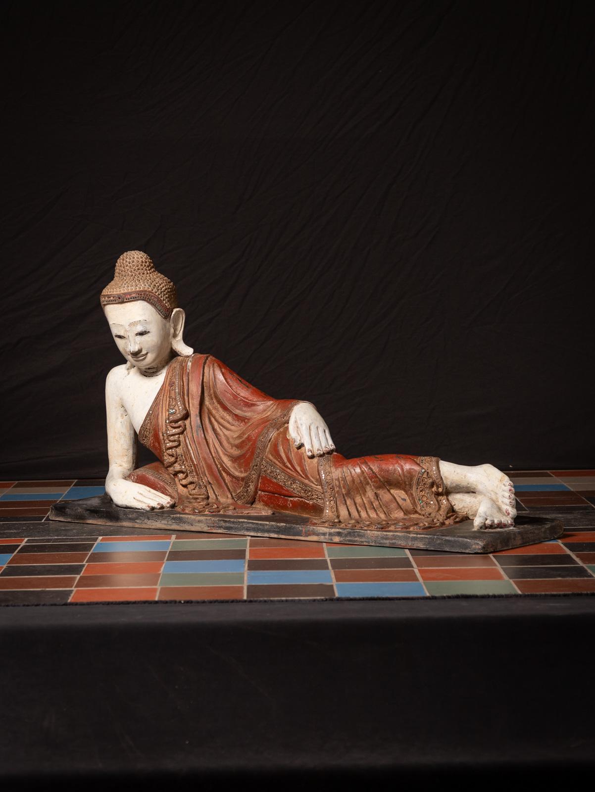 Laque Ancienne statue de Bouddha couché birmane du début du 20e siècle en vente