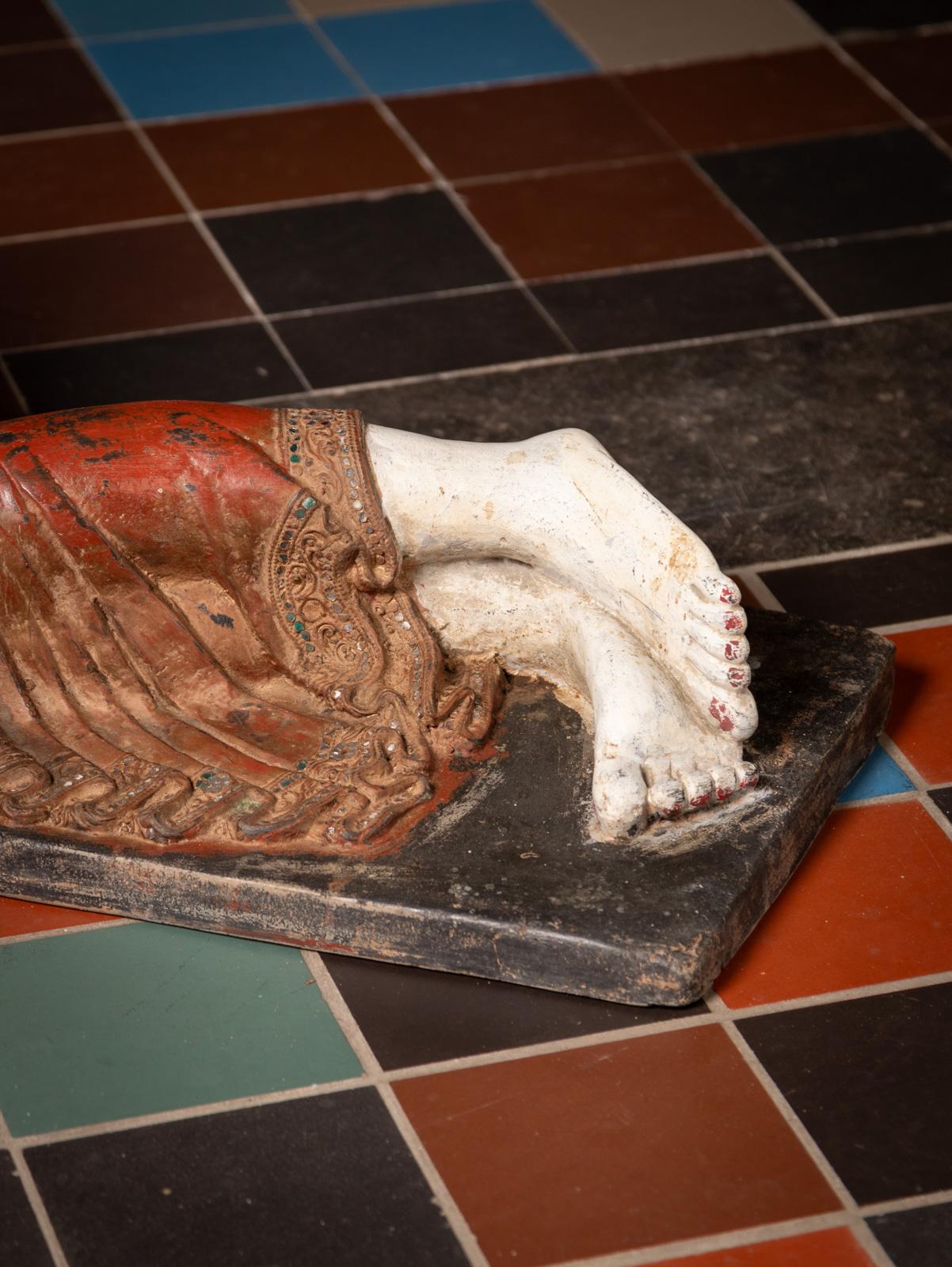 Ancienne statue de Bouddha couché birmane du début du 20e siècle en vente 1