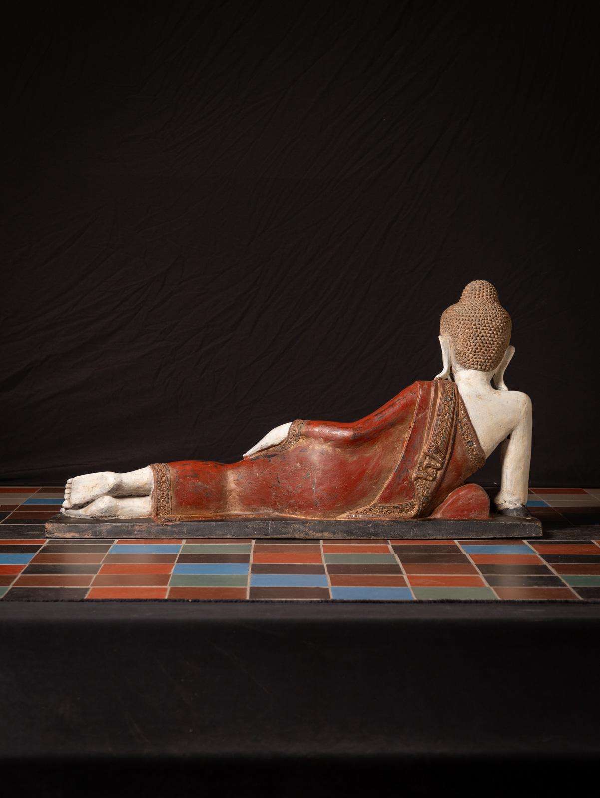 Ancienne statue de Bouddha couché birmane du début du 20e siècle en vente 3
