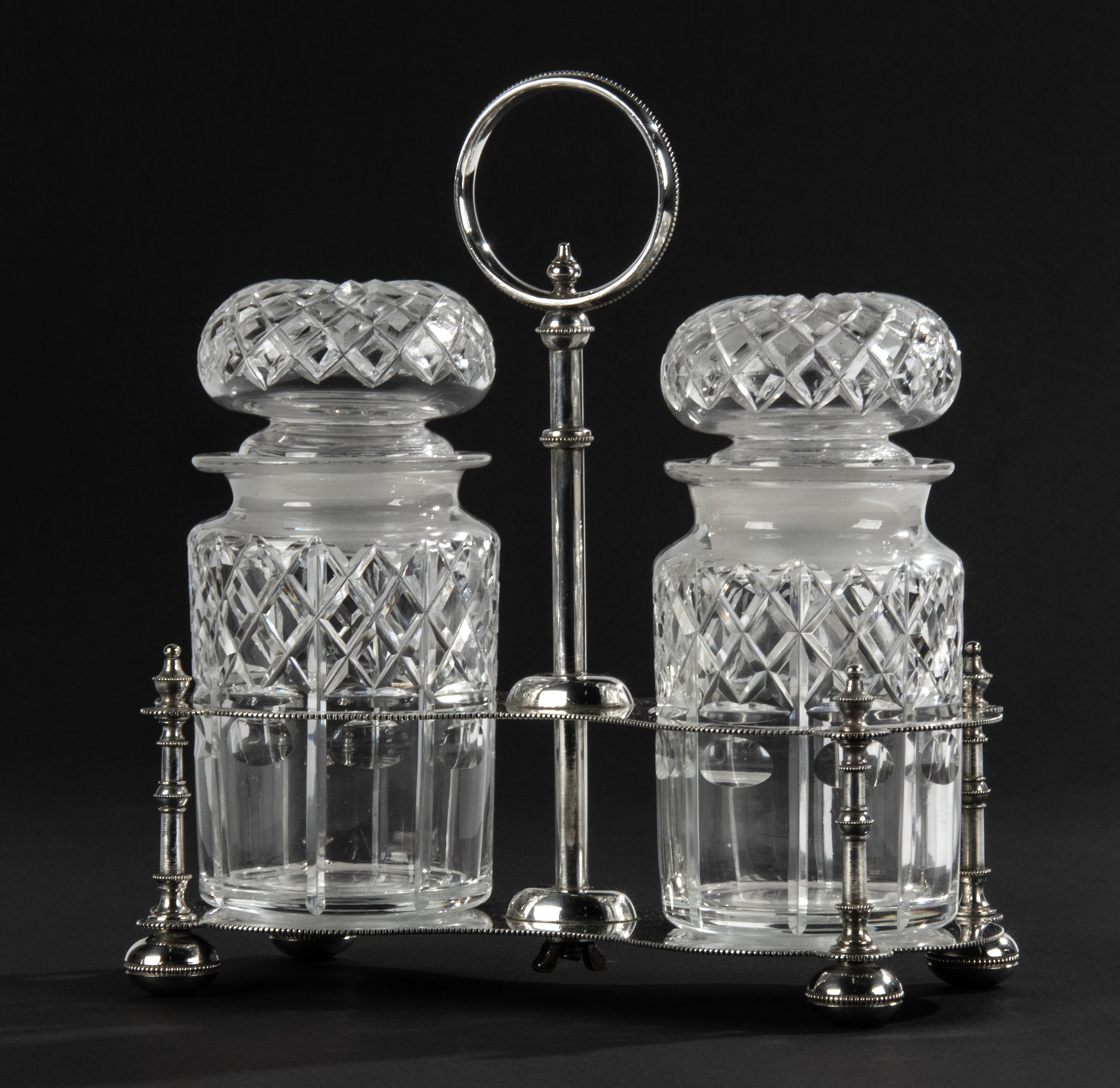 Precioso servidor bañado en plata para encurtidos o mermelada.
El soporte es de chapa de Sheffield, con marcas en la parte inferior. Las vasijas de cristal están bellamente decoradas con tallas de fantasía. Las macetas miden 16 cm de alto y Ø8