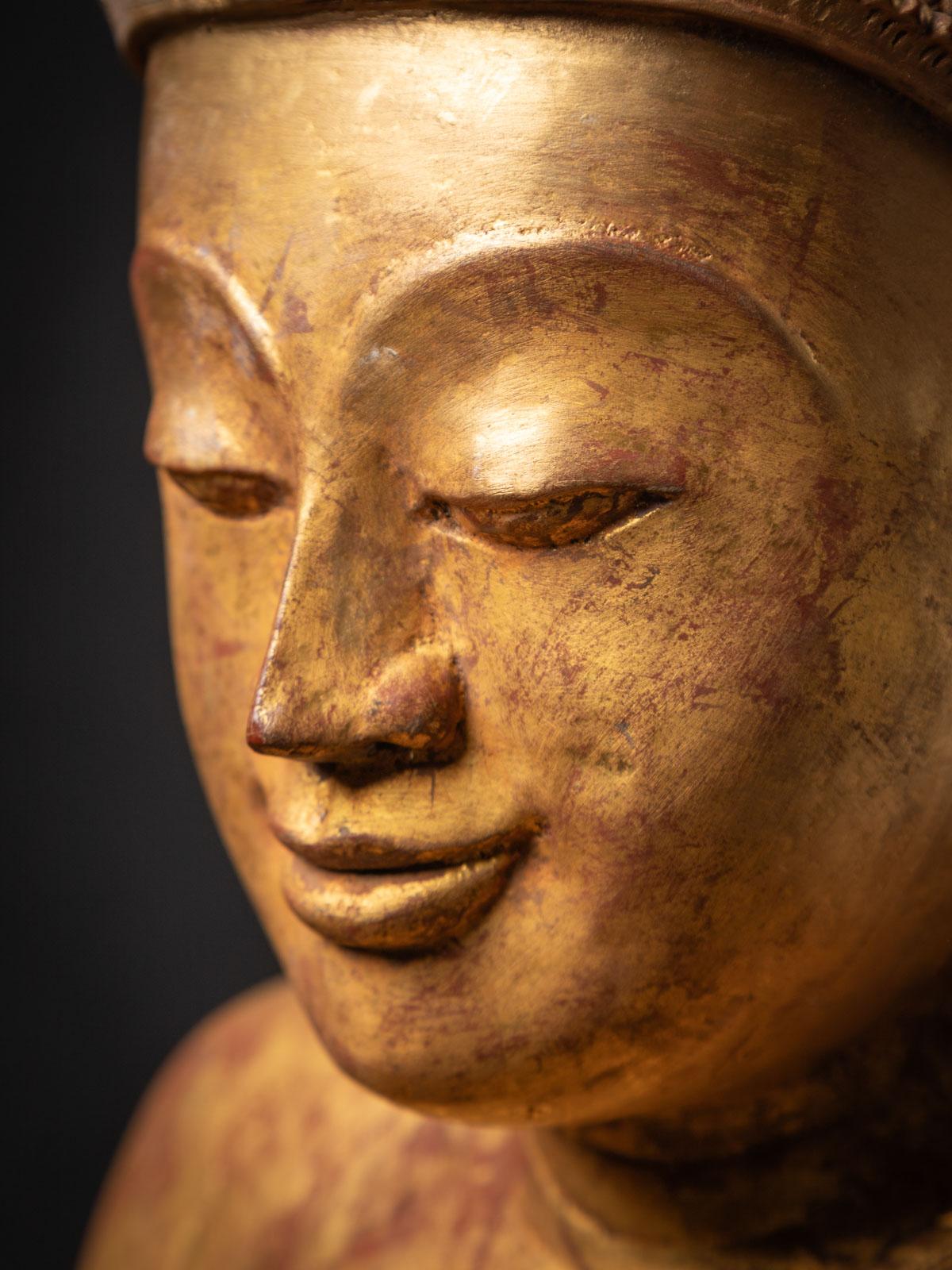 statue de Bouddha birman en bois ancien du début du 20e siècle au Bhumisparsha Mudra en vente 4