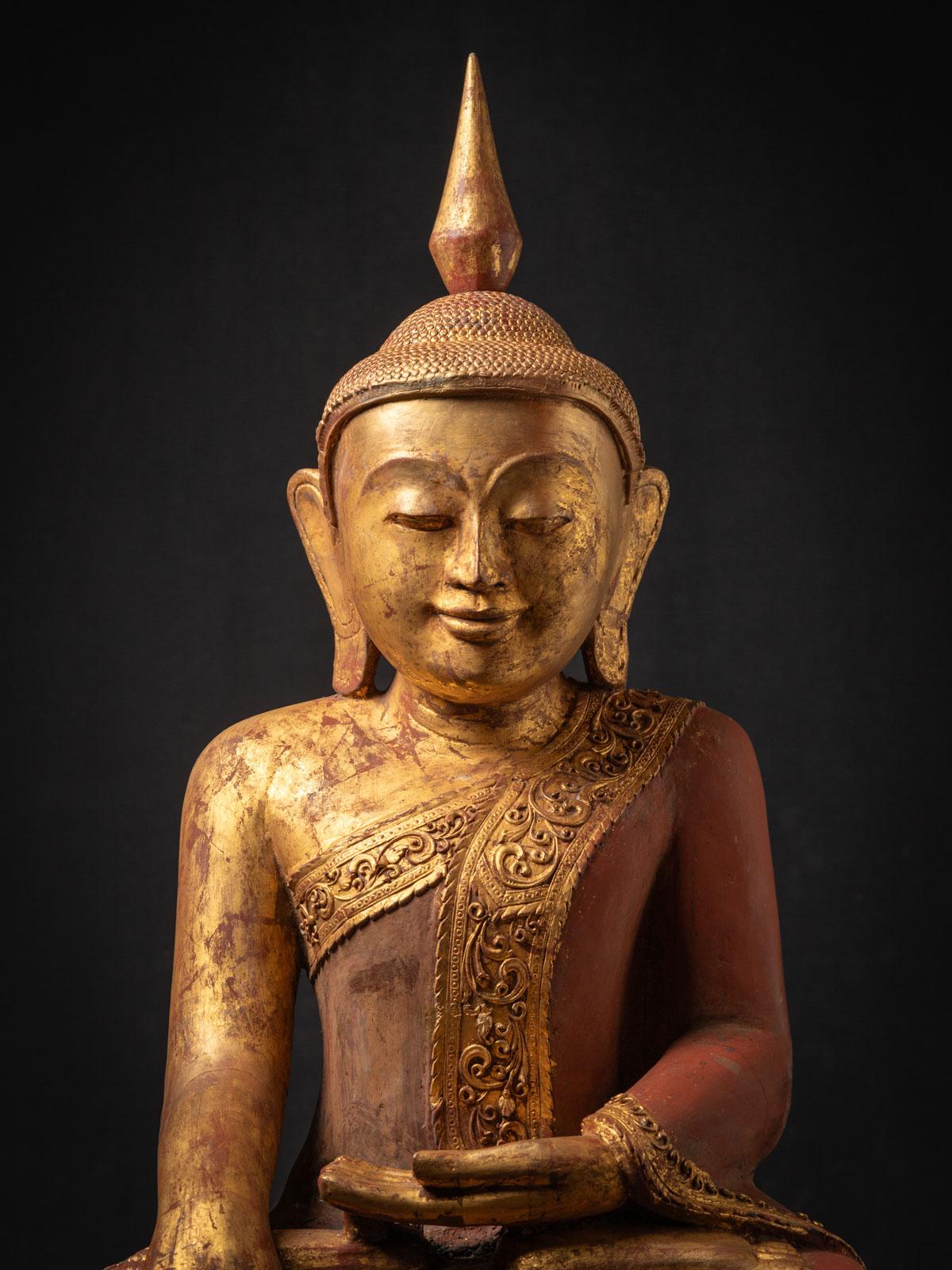 L'ancienne statue de Bouddha birmane en bois est une magnifique représentation de l'artisanat artistique et spirituel. Fabriquée en bois, cette statue mesure 101,5 cm de haut, pour une largeur de 51 cm et une profondeur de 38 cm. Sa taille