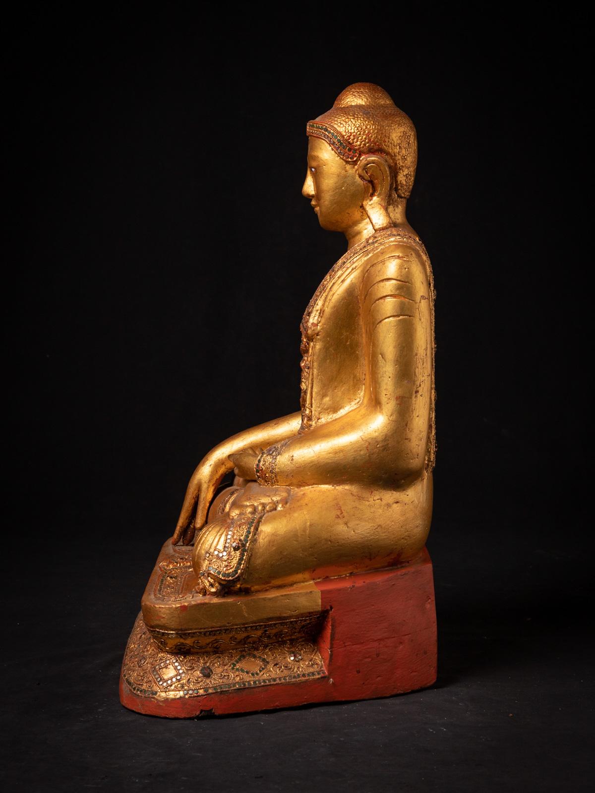 Early 20th century old wooden Burmese Mandalay Buddha in Bhumisparsha Mudra In Good Condition For Sale In DEVENTER, NL