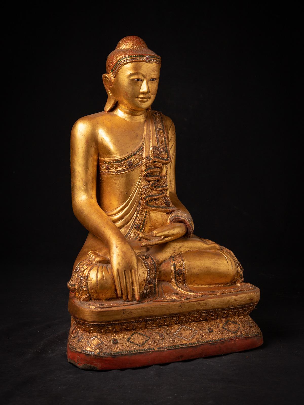 Early 20th century old wooden Burmese Mandalay Buddha in Bhumisparsha Mudra For Sale 1