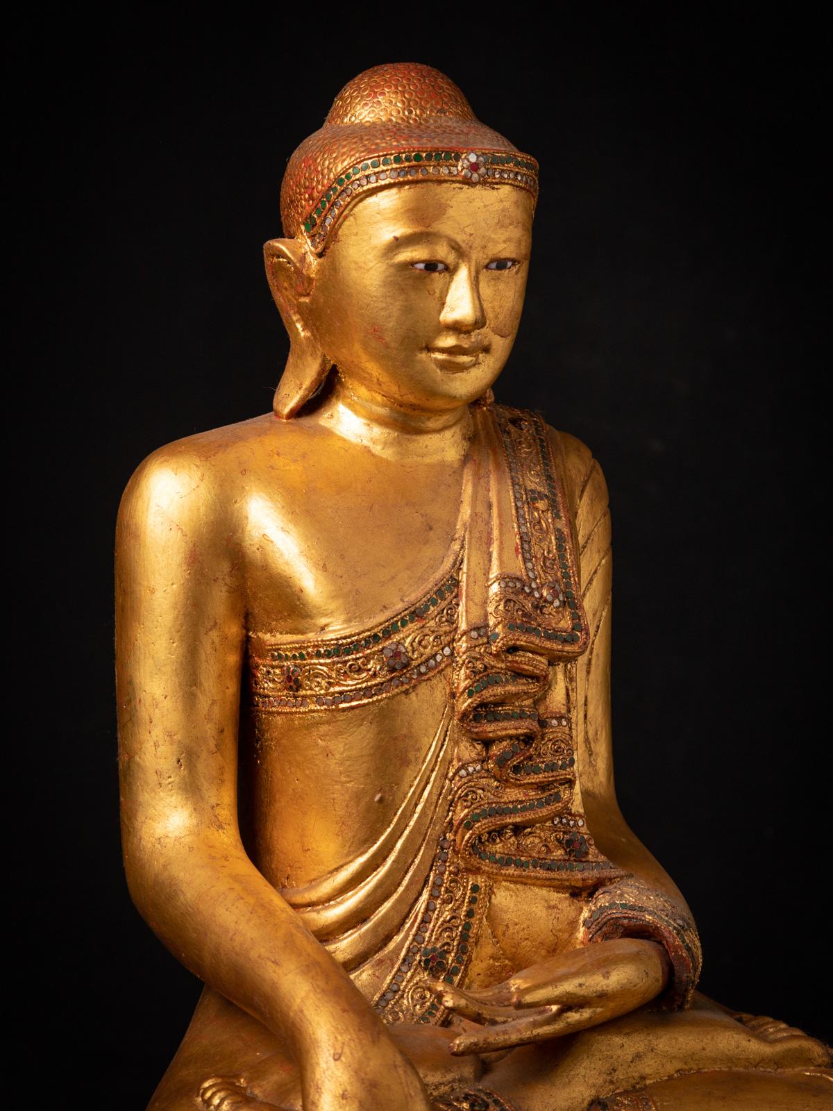 Early 20th century old wooden Burmese Mandalay Buddha in Bhumisparsha Mudra For Sale 2