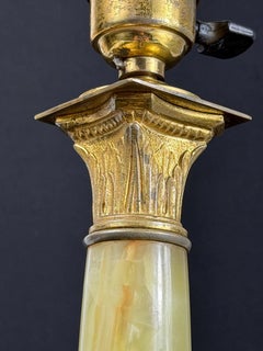 Lampe de table en onyx et métal doré du début du XXe siècle - 12,4 pouces