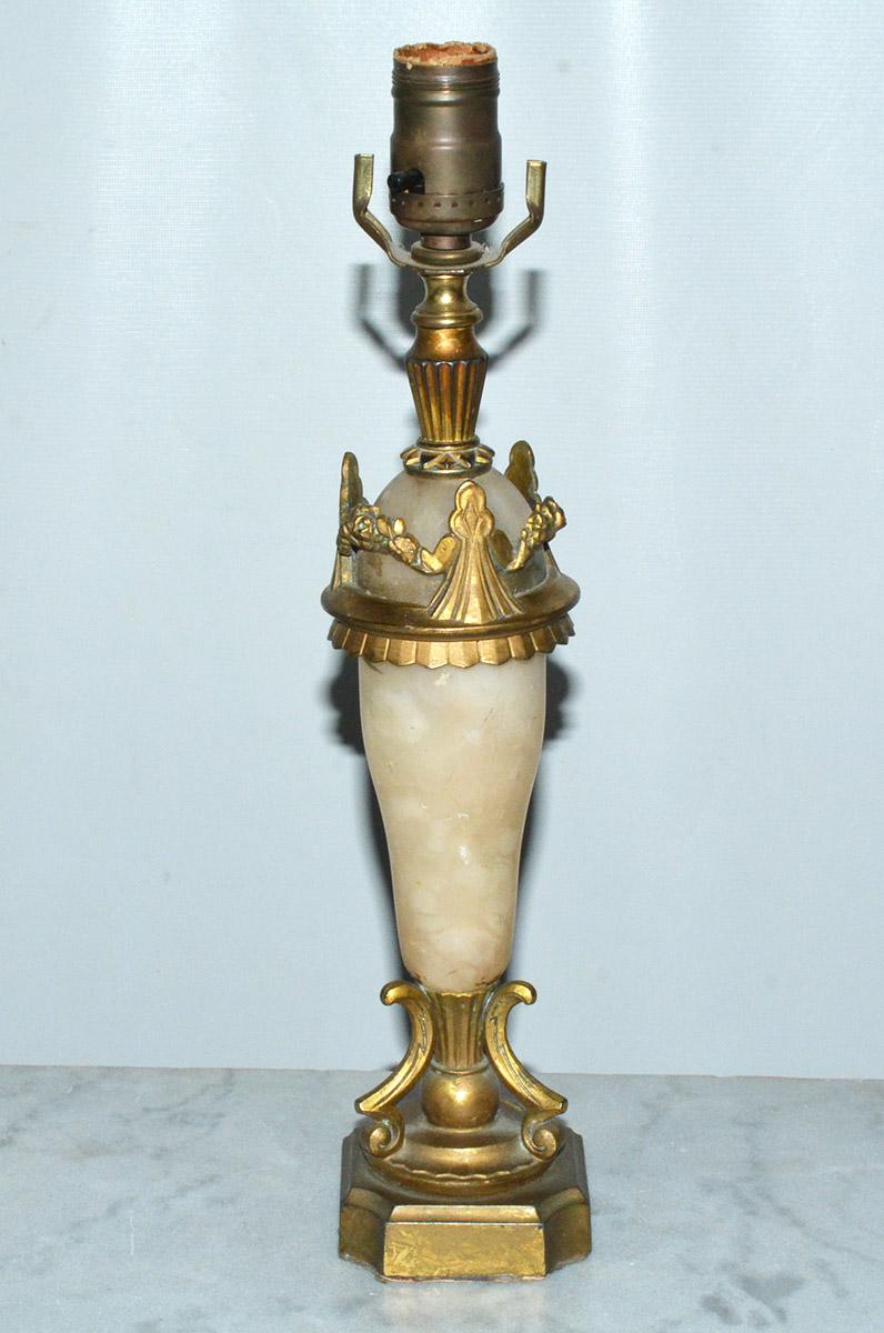 Neoclassical Revival Early 20th Century Onyx and Gold Metal Table Lamp For Sale