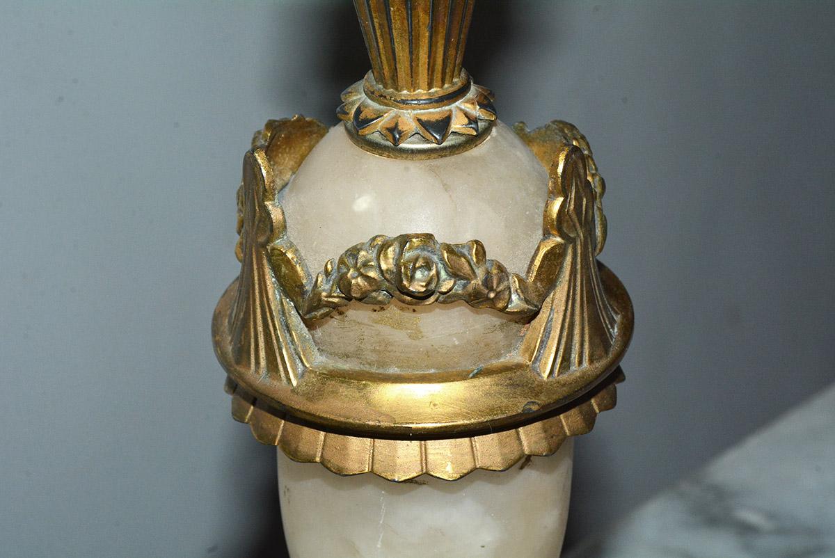 Hand-Crafted Early 20th Century Onyx and Gold Metal Table Lamp For Sale