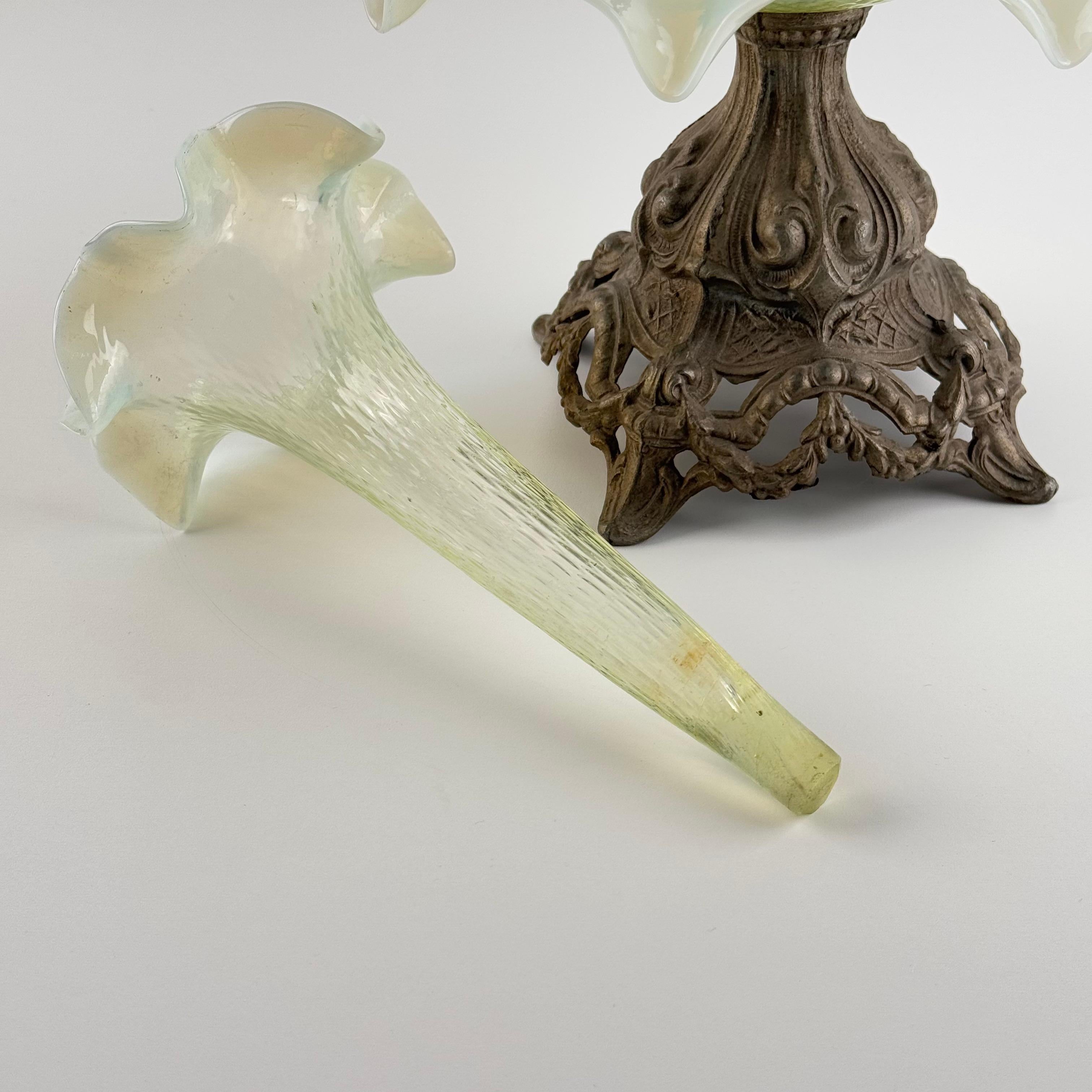 Early 20th-Century Opalescent Glass and Cast Metal Epergne/Compote, Art Nouveau en vente 4