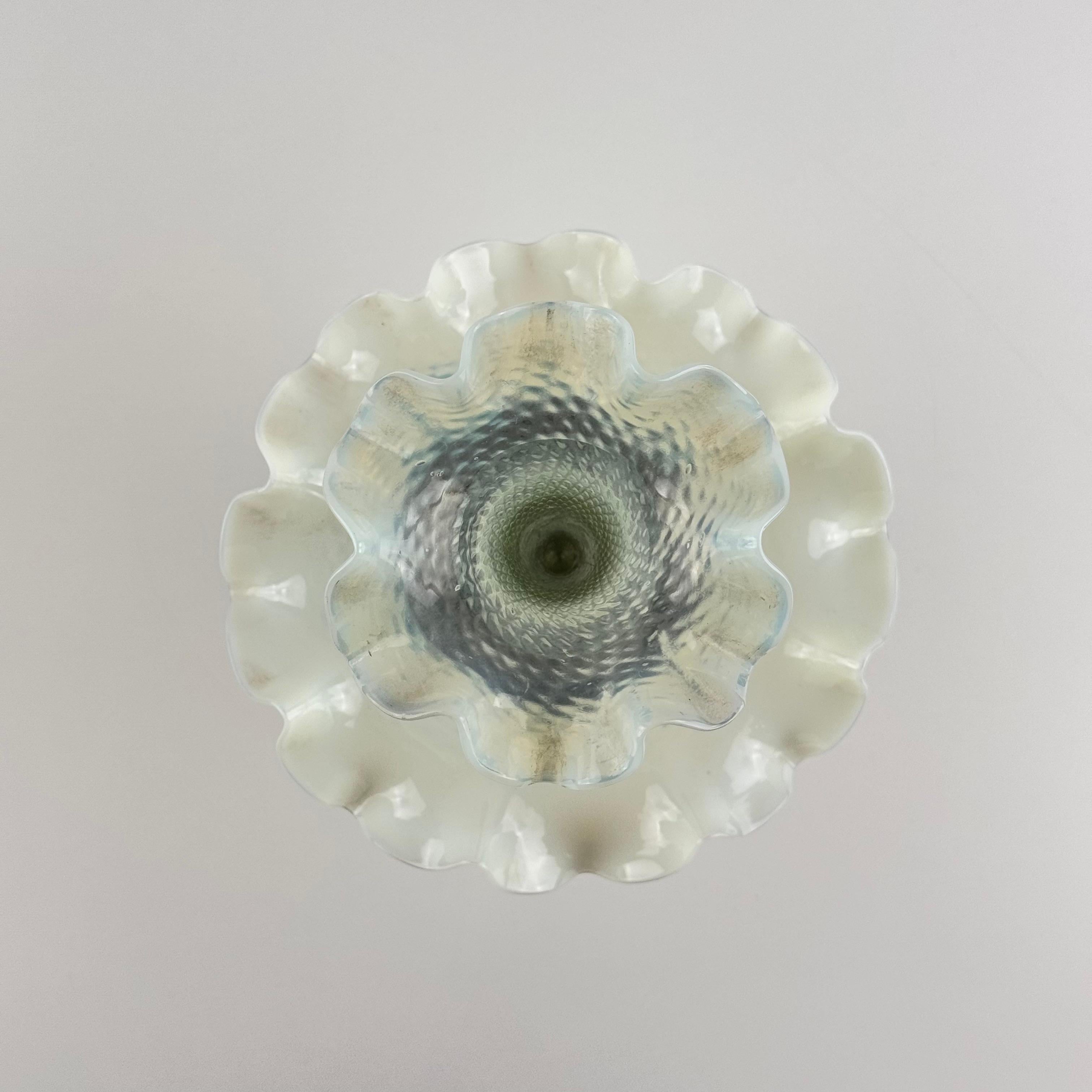 Early 20th-Century Opalescent Glass and Cast Metal Epergne/Compote, Art Nouveau en vente 1