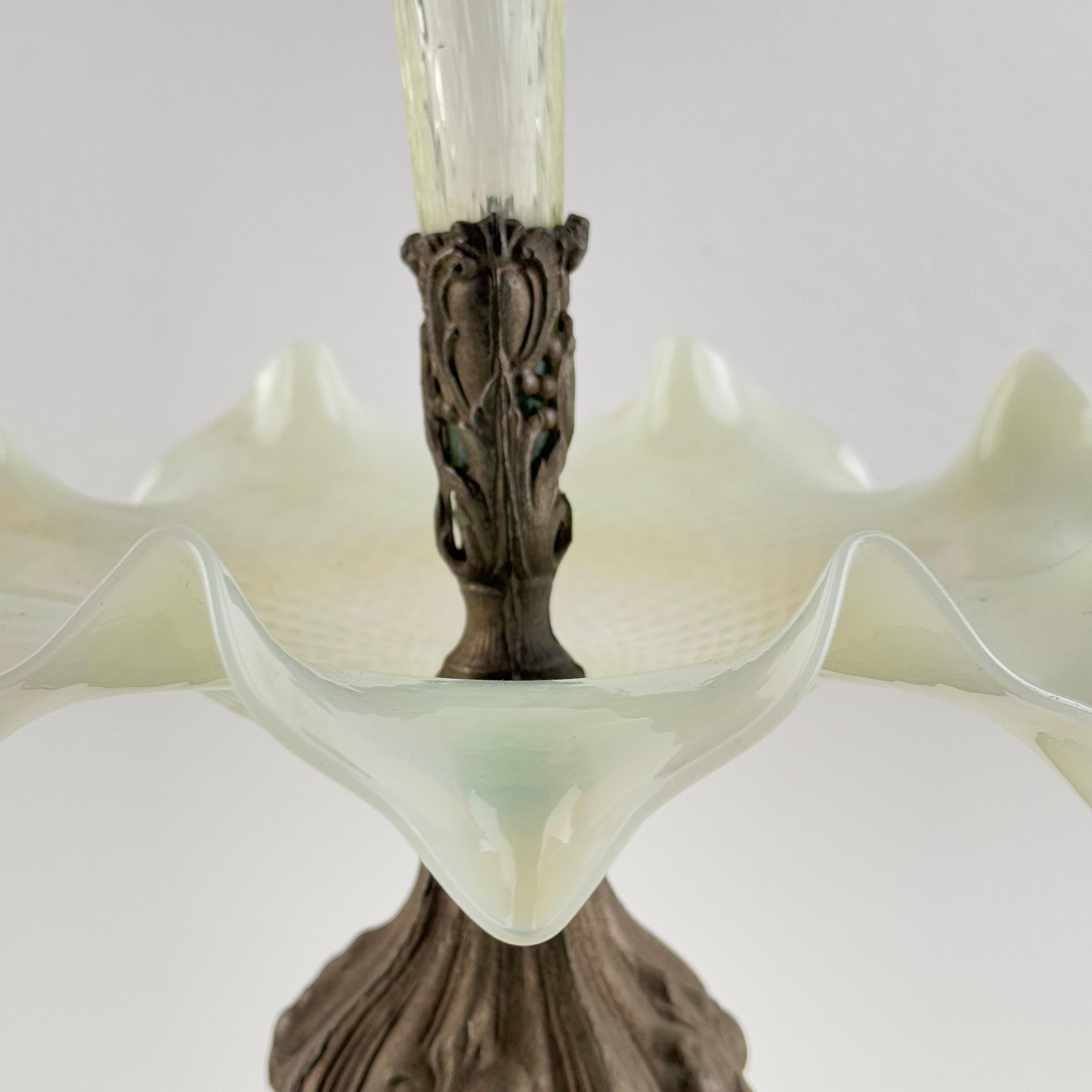 Early 20th-Century Opalescent Glass and Cast Metal Epergne/Compote, Art Nouveau en vente 2