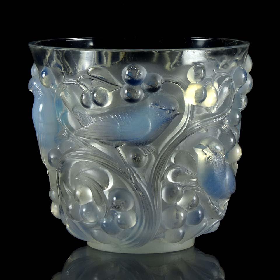 Vaso in vetro trasparente, smerigliato e opalescente di grande effetto, decorato con figure di uccelli in rilievo su Branch. Un favoloso design Art Deco, la superficie del vaso è stata rifinita a mano per accentuare i dettagli, firmato sul bordo
