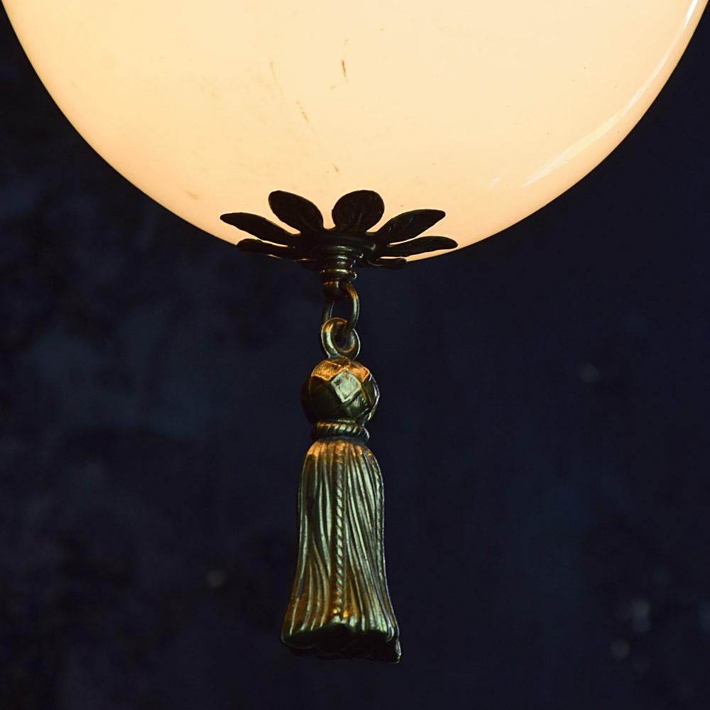 Lampe à pompon en opaline et laiton du début du XXe siècle  3