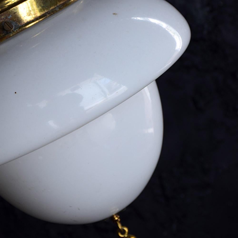 Victorien tardif Lampe à pompon en opaline et laiton du début du XXe siècle 