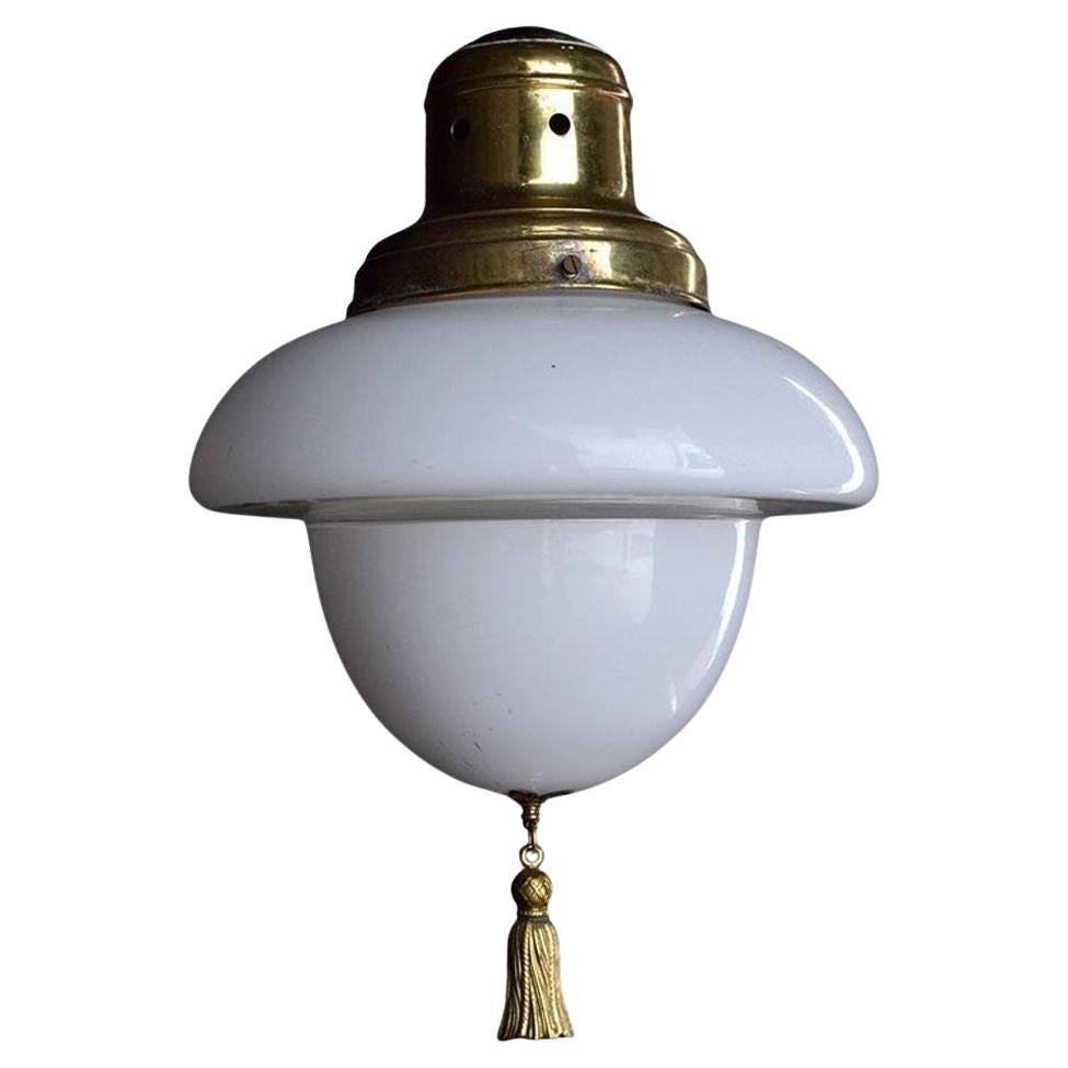 Lampe à pompon en opaline et laiton du début du XXe siècle 