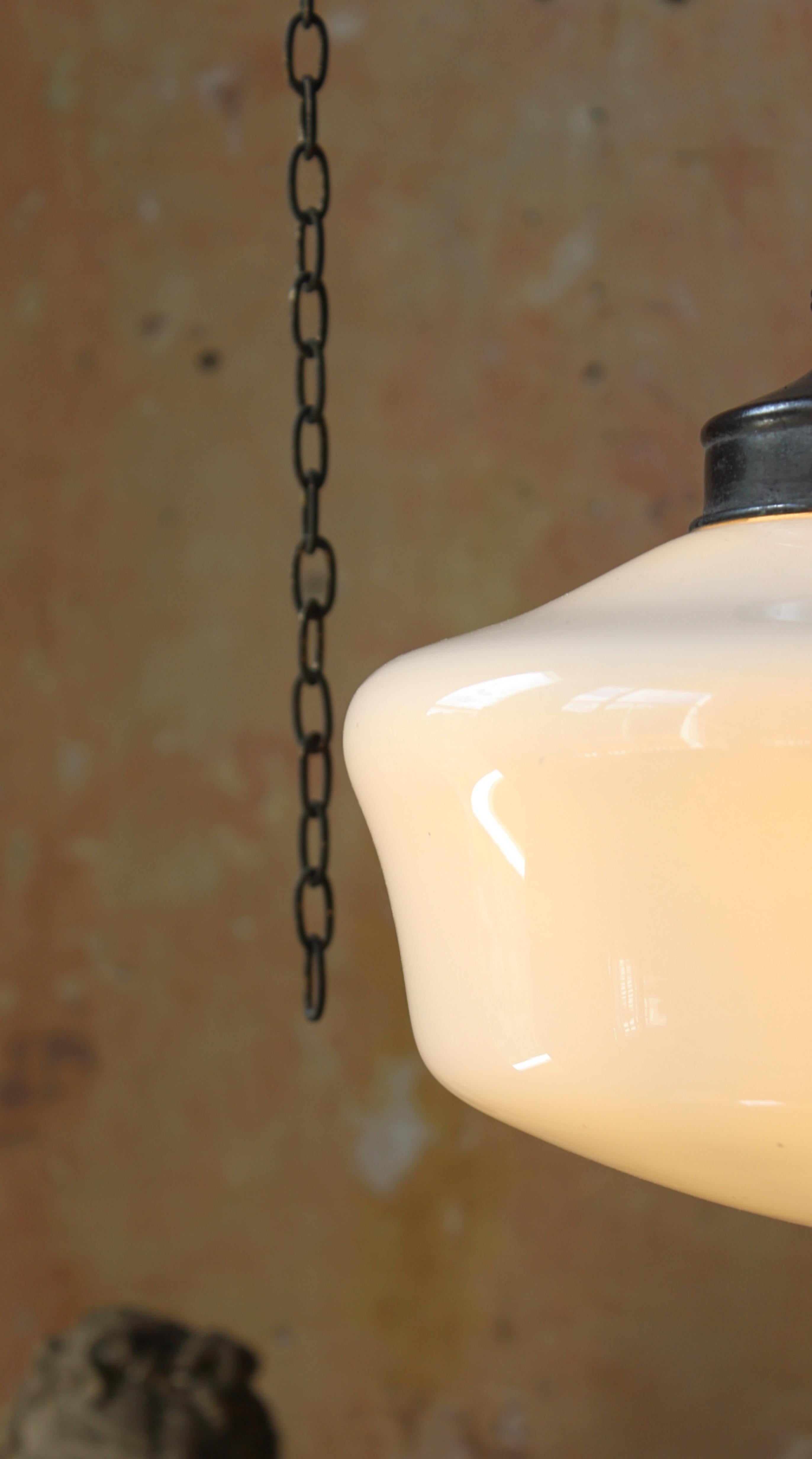 Cuivre Luminaire à suspension en laiton opalin du début du 20e siècle  en vente