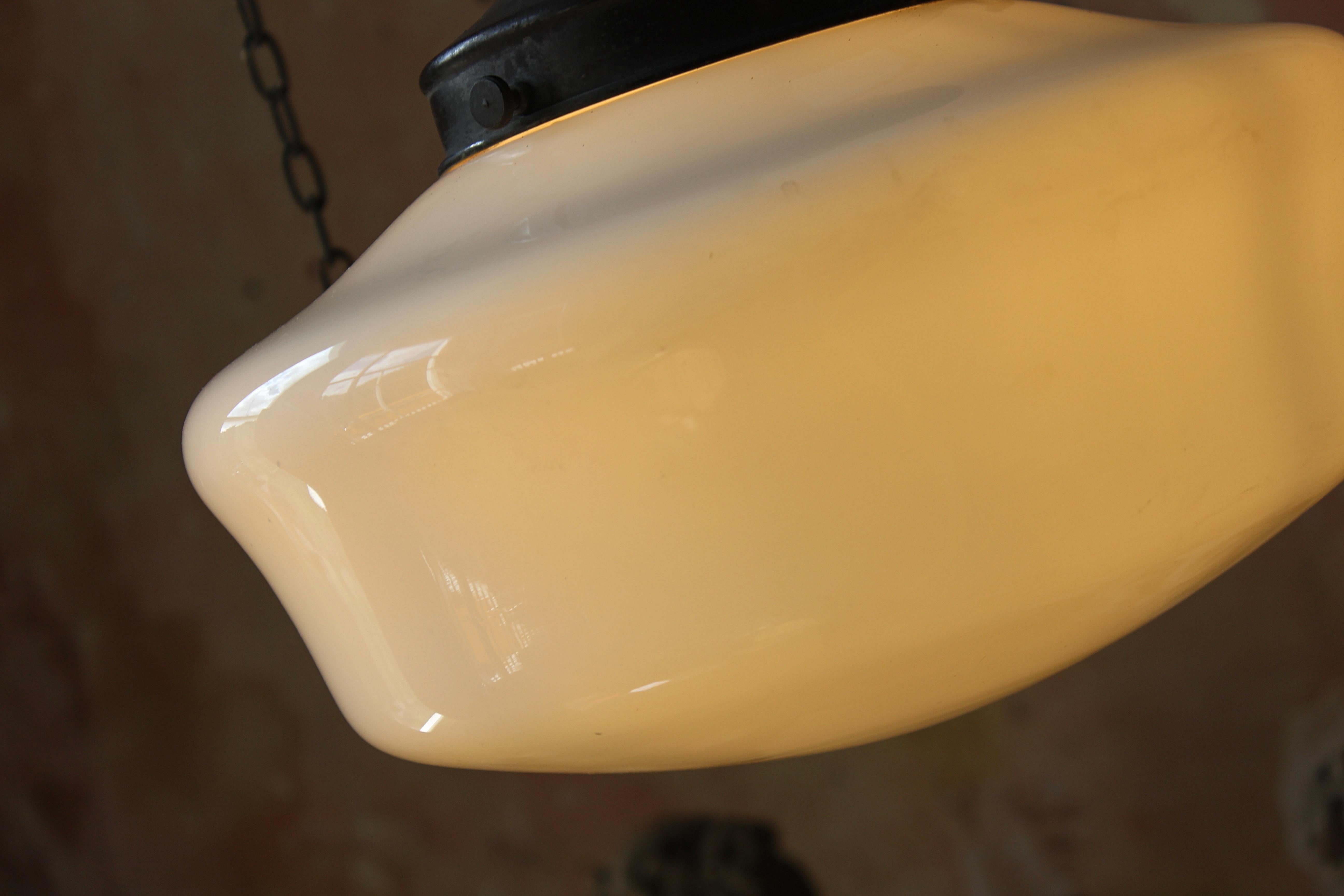 Luminaire à suspension en laiton opalin du début du 20e siècle  en vente 1