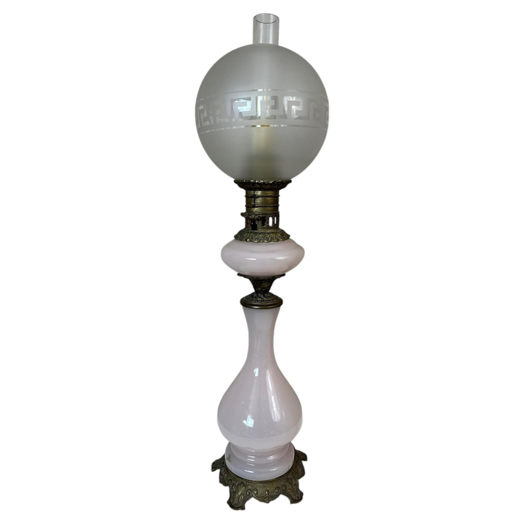 Anfang 20. Jahrhundert Opalglas und Messing Petroleumlampe, 1900er Jahre