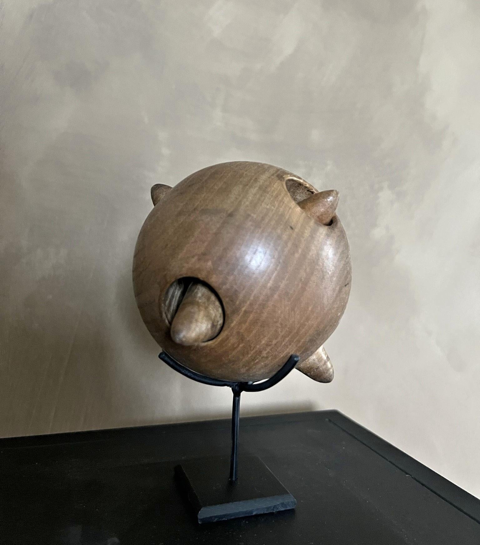 Eine schön gedrechselte Kugel aus Ahornholz, die eine zweite sternförmige Kugel enthält. Objekte wie diese haben ihren Ursprung im 16. Jahrhundert, als das Interesse an Wissenschaft, Mathematik und Kunst durch die ersten Buchdrucke weit verbreitet