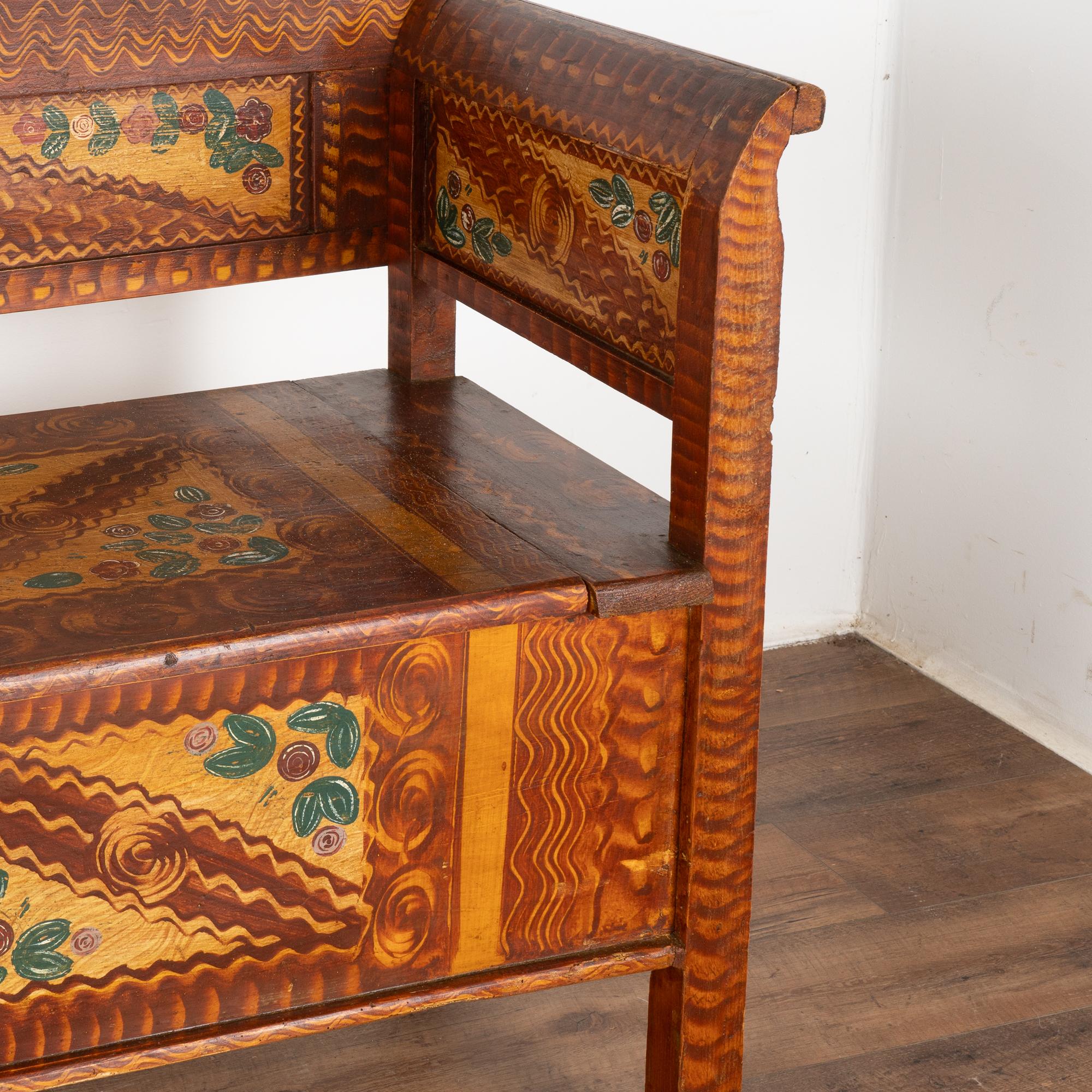 Banc d'art populaire peint d'origine du début du 20e siècle avec rangement, Hongrie en vente 3