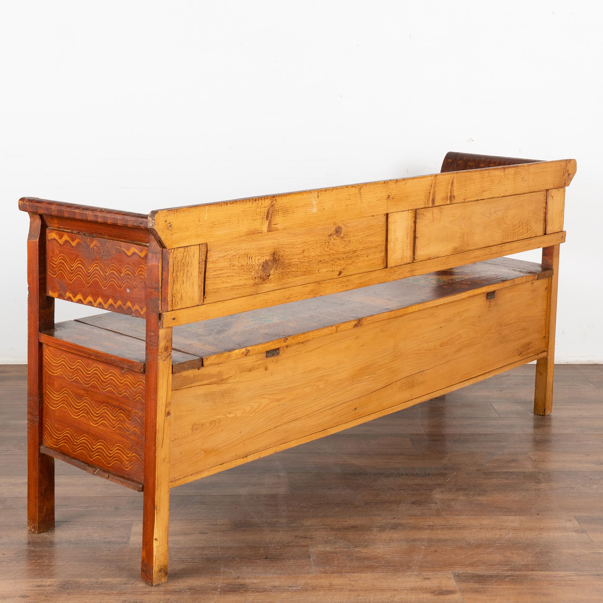 Banc d'art populaire peint d'origine du début du 20e siècle avec rangement, Hongrie en vente 4