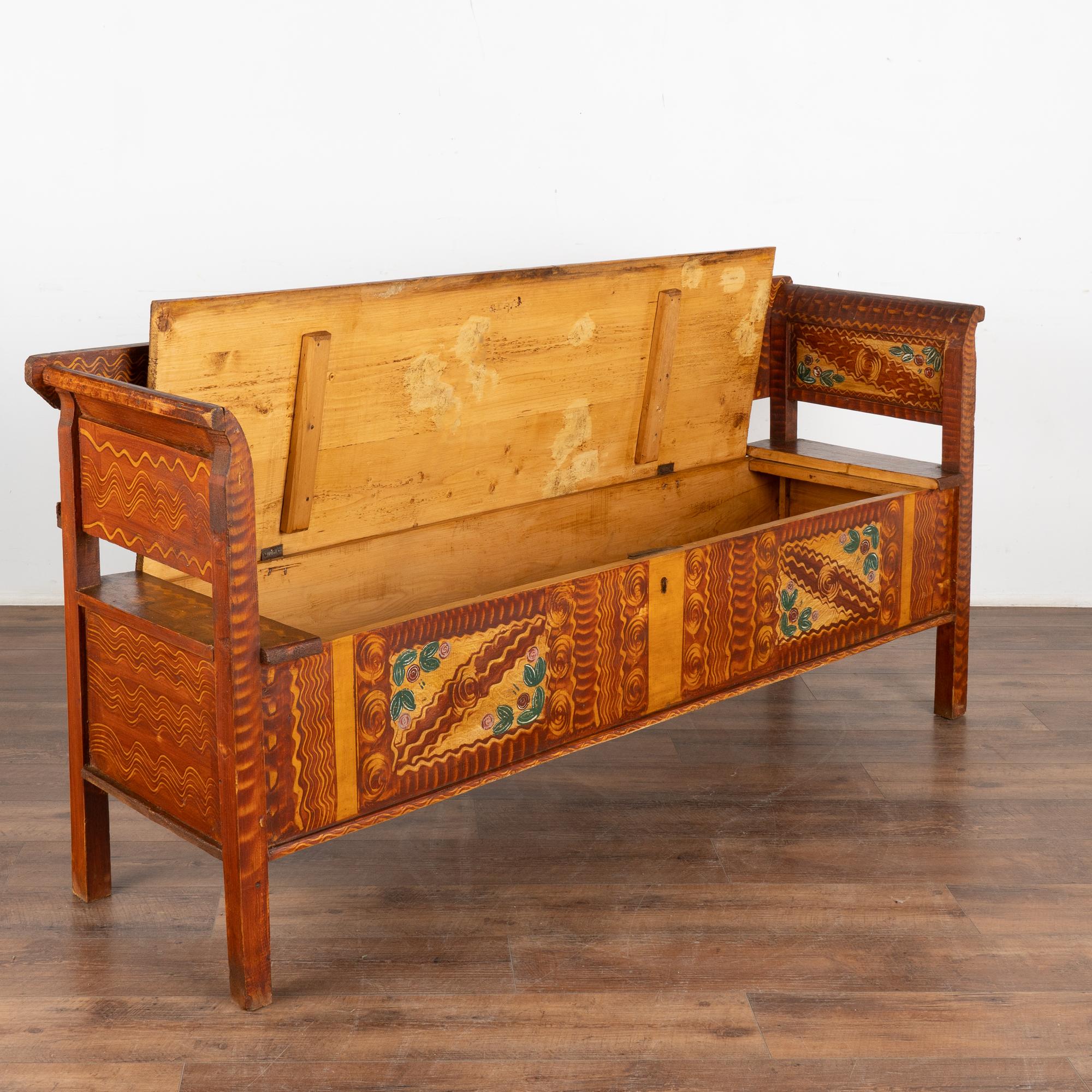 Hongrois Banc d'art populaire peint d'origine du début du 20e siècle avec rangement, Hongrie en vente