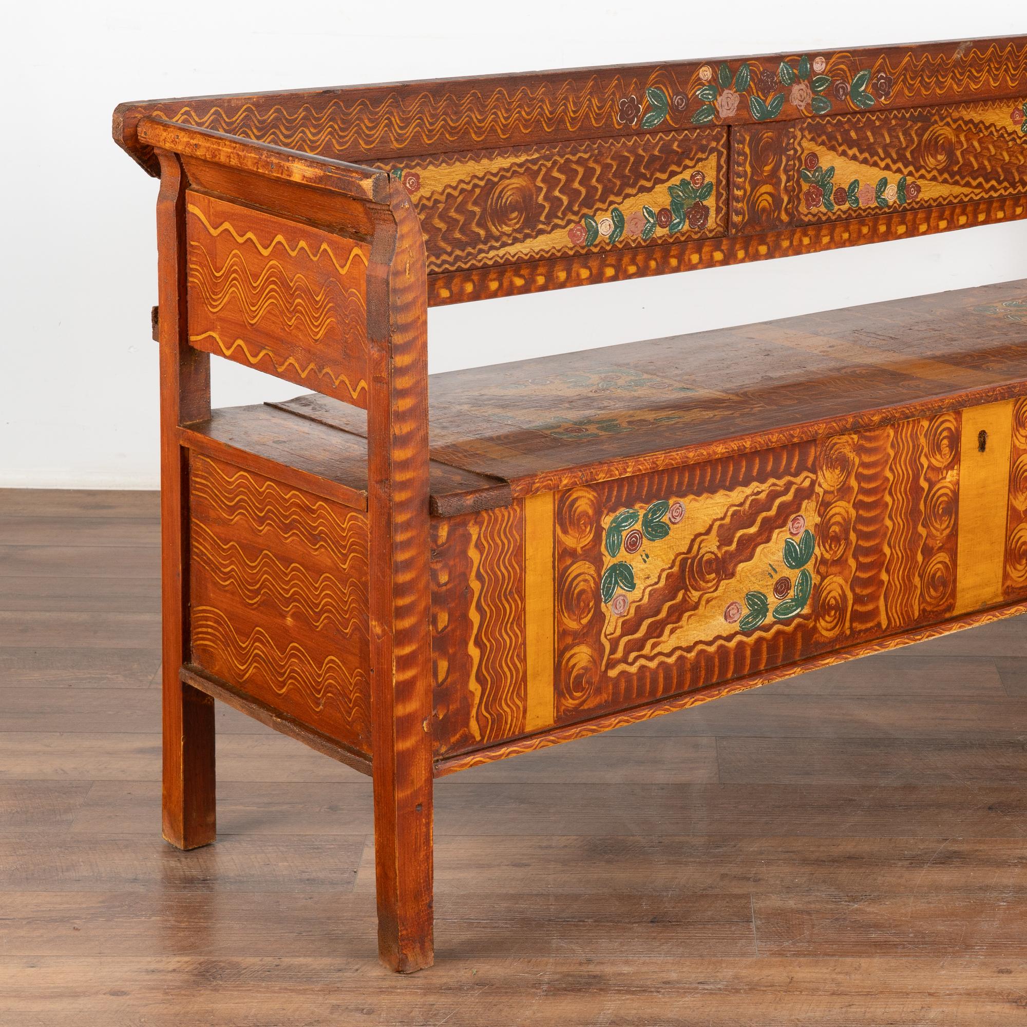 Banc d'art populaire peint d'origine du début du 20e siècle avec rangement, Hongrie Bon état - En vente à Round Top, TX