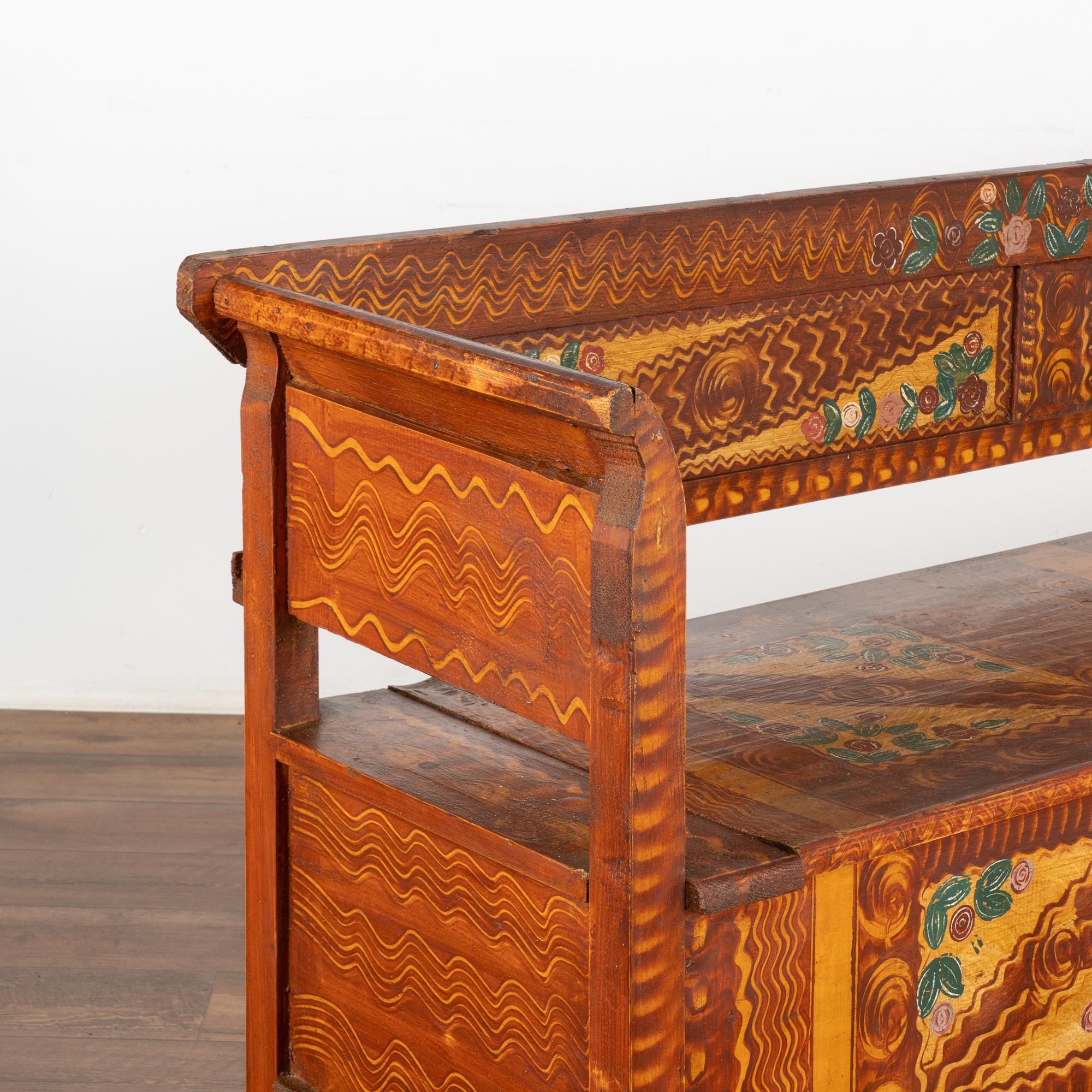 20ième siècle Banc d'art populaire peint d'origine du début du 20e siècle avec rangement, Hongrie en vente