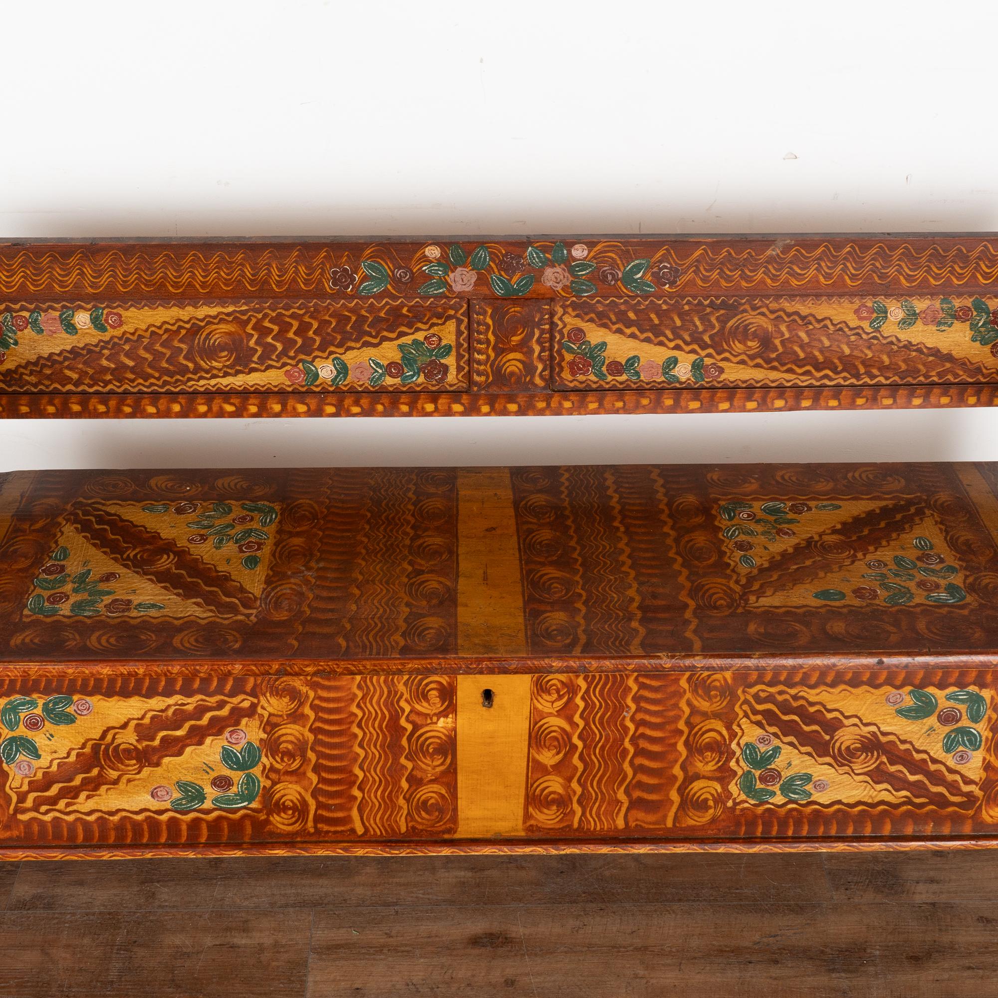 Banc d'art populaire peint d'origine du début du 20e siècle avec rangement, Hongrie en vente 1