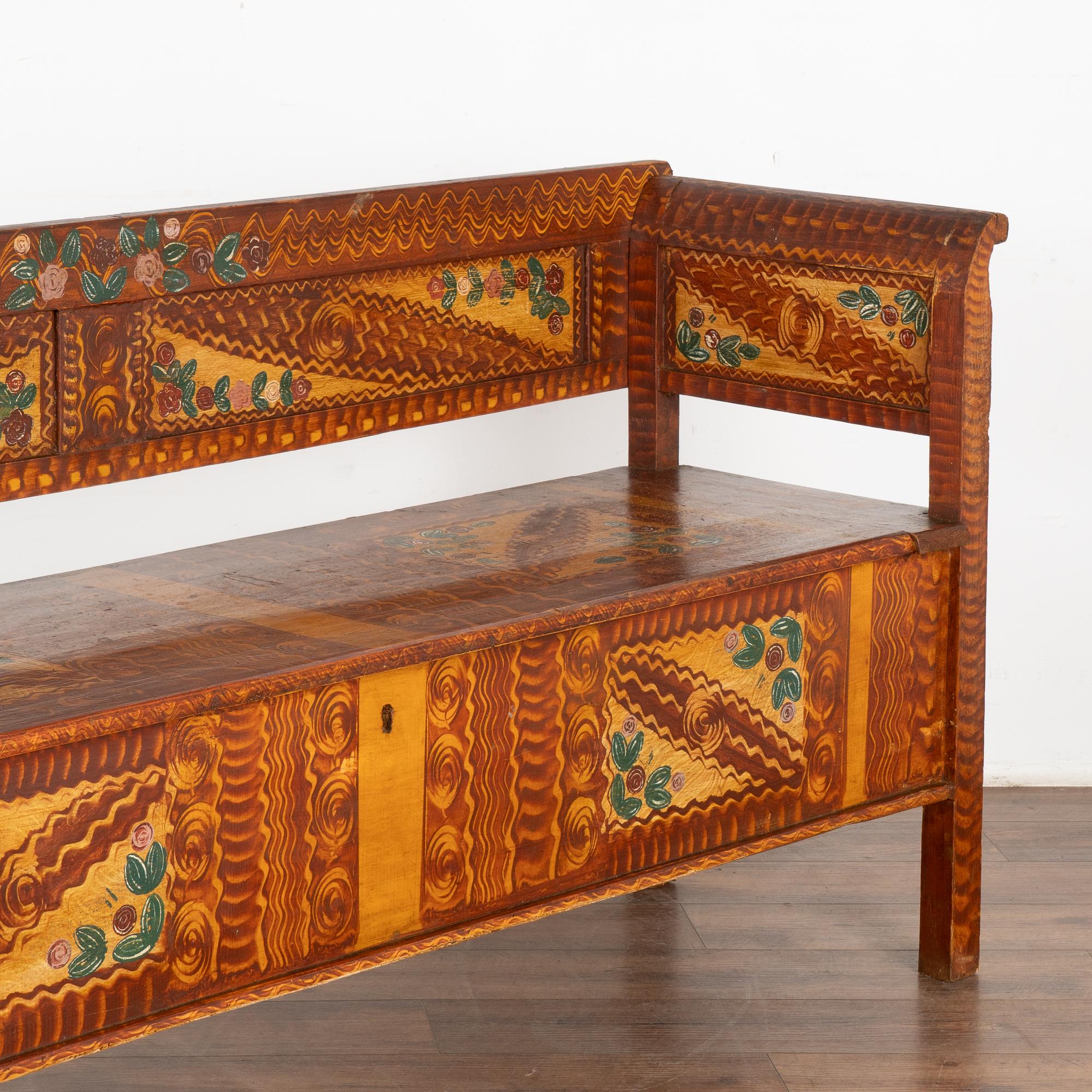 Banc d'art populaire peint d'origine du début du 20e siècle avec rangement, Hongrie en vente 2