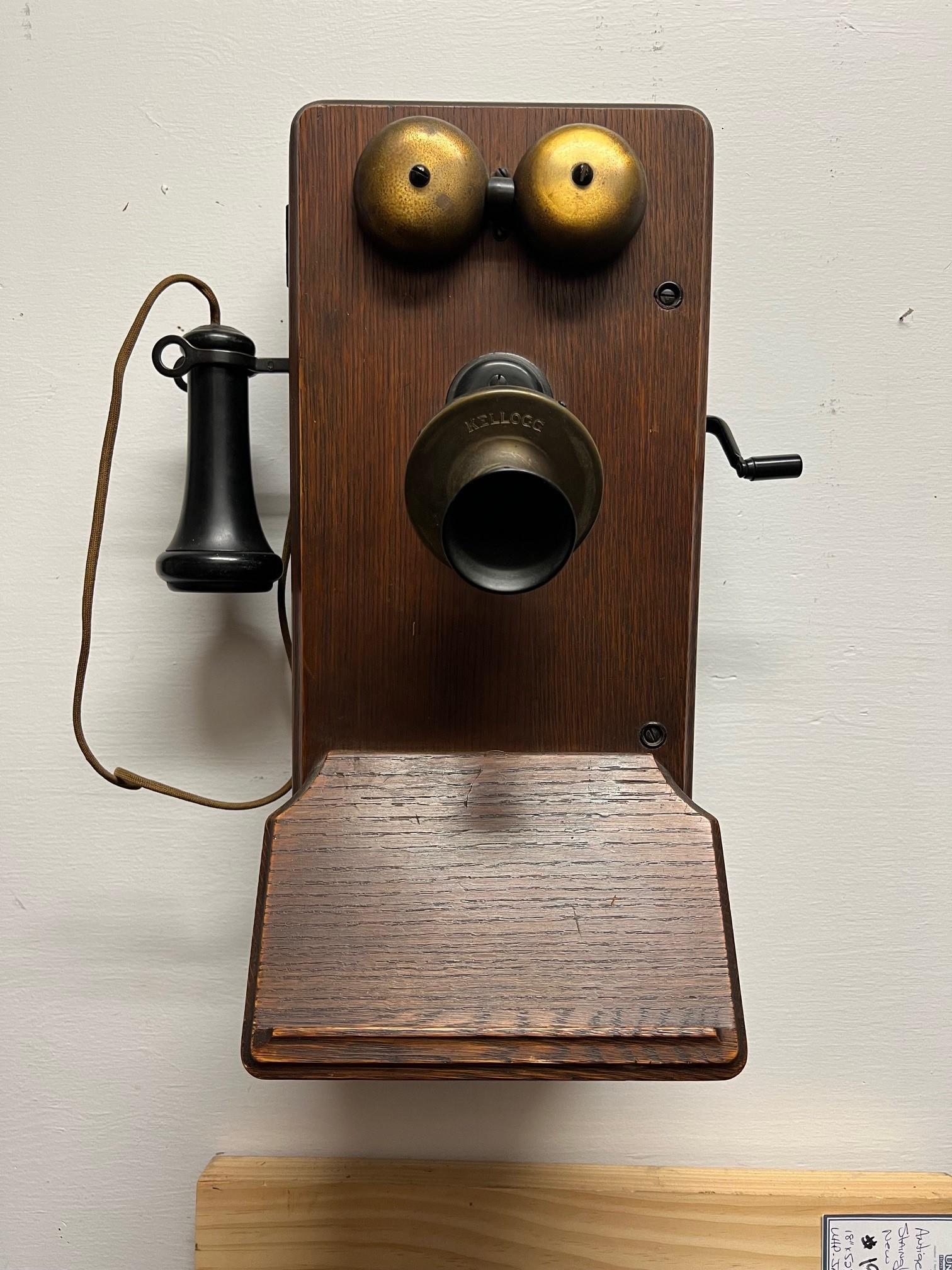 Antiguo Kellogg de principios del siglo XX  teléfono de pared de manivela modelo #F2809 en muy buen estado. Parece que está completo, sólo parecen faltar las pilas. Kellogg empezó a fabricar teléfonos después de que la patente del teléfono de