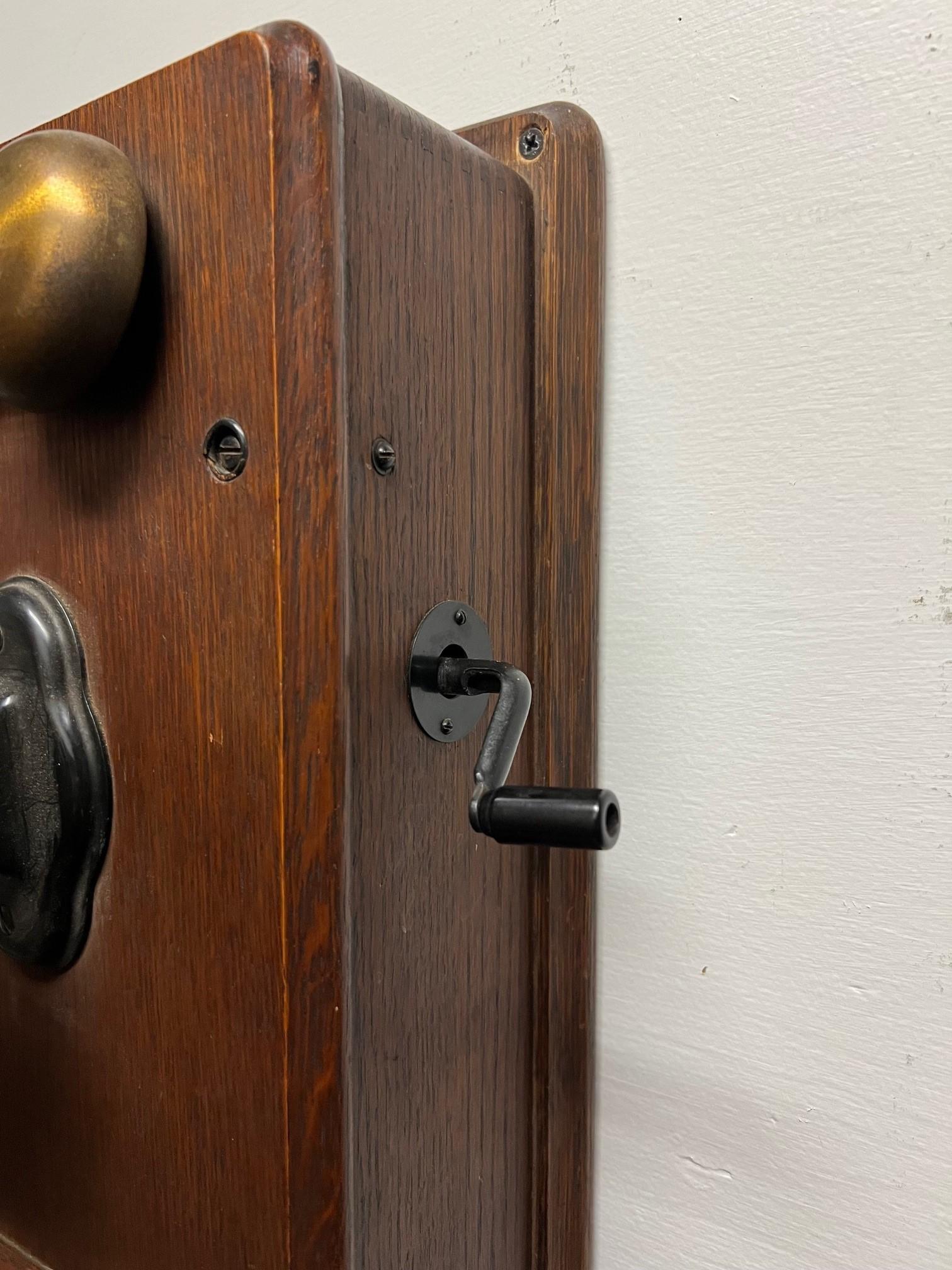 Teléfono Kellogg de manivela de madera original de principios del siglo XX Modelo F2809 en Bueno Estado en Stamford, CT