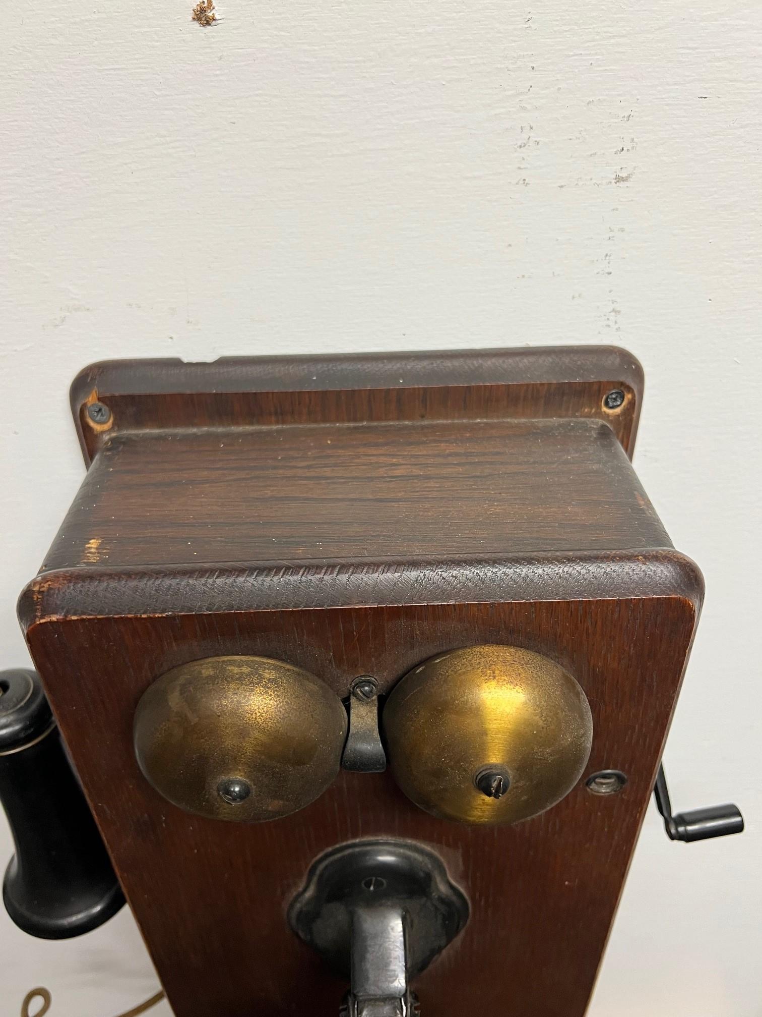 Teléfono Kellogg de manivela de madera original de principios del siglo XX Modelo F2809 Roble