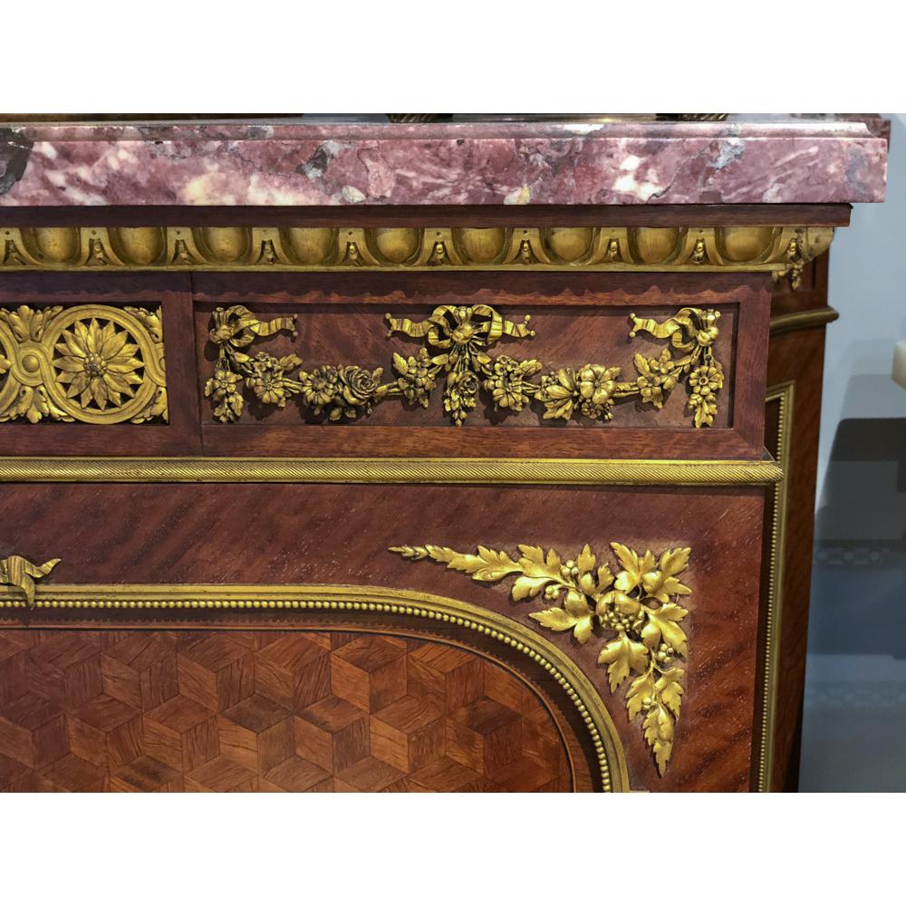 An exquisite French early 20th century François Linke Bahut chest cabinet.
Satiné frisé and satiné cube parquetry, fleur de pêcher marble top, the upper cupboard with two shelves, signed F. Linke to the keyhole escutcheon, the lock with the Ct.