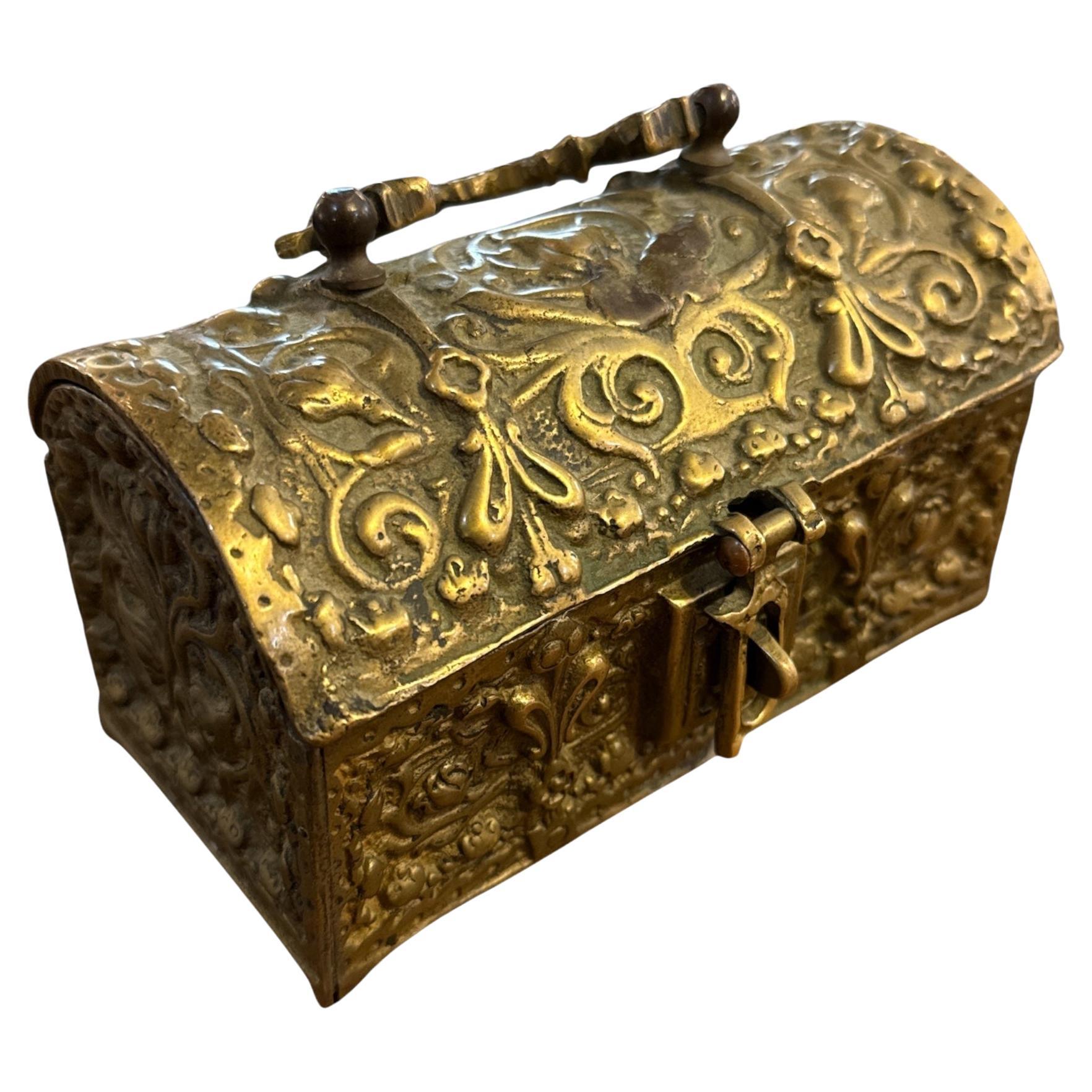 Joyero de latón ornamentado de principios del siglo XX