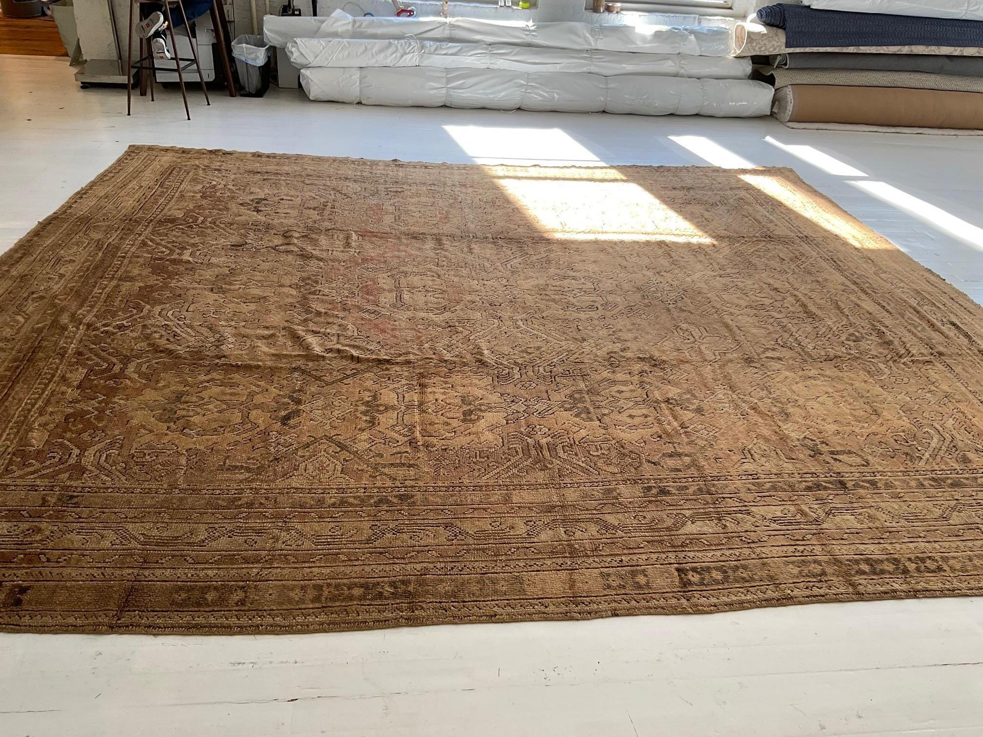 Early 20th Century Oushak Brown Handmade Wool Rug In Good Condition For Sale In New York, NY