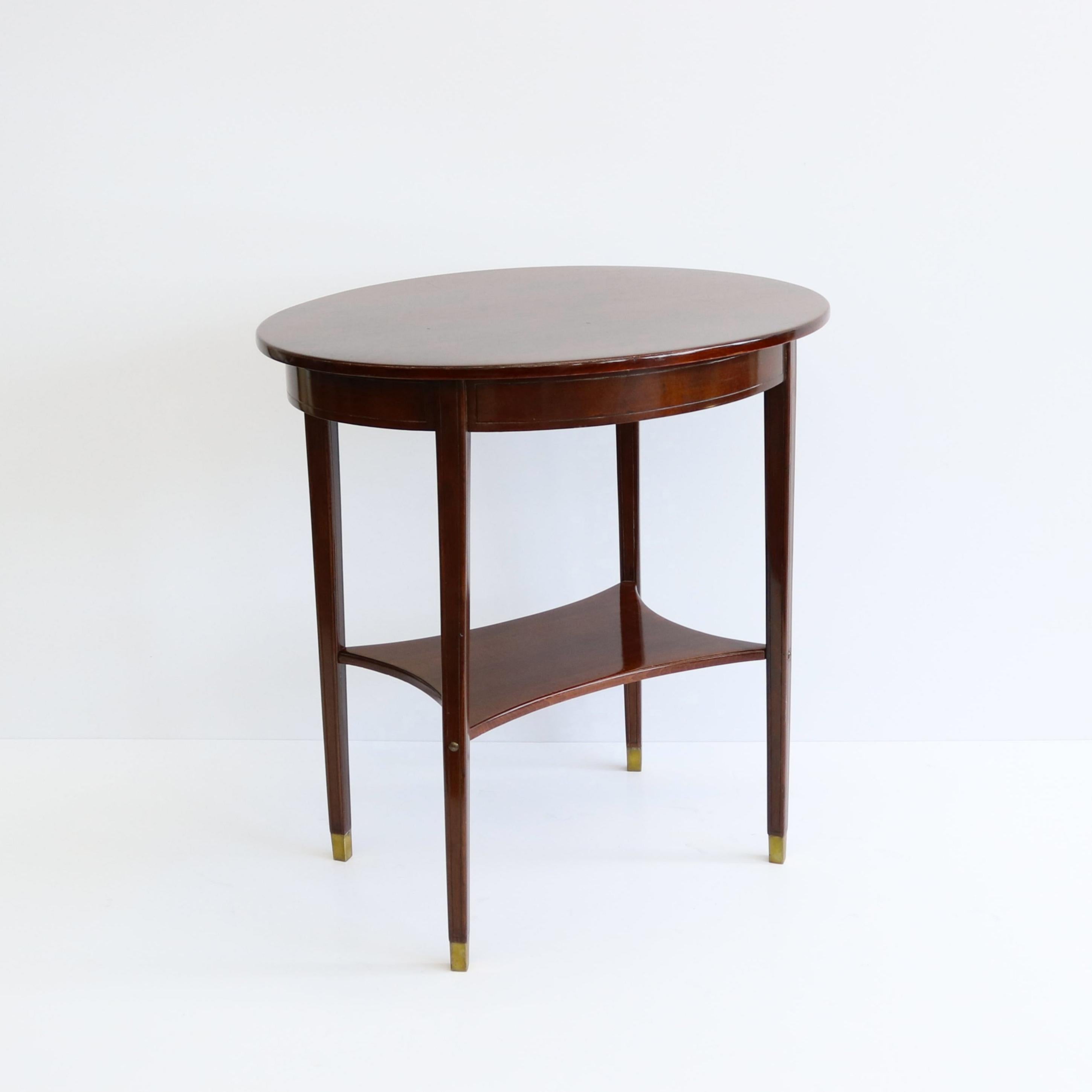 Early 20th Century Oval Vienna Secession Two-Tier Table Austria Austríaco en venta
