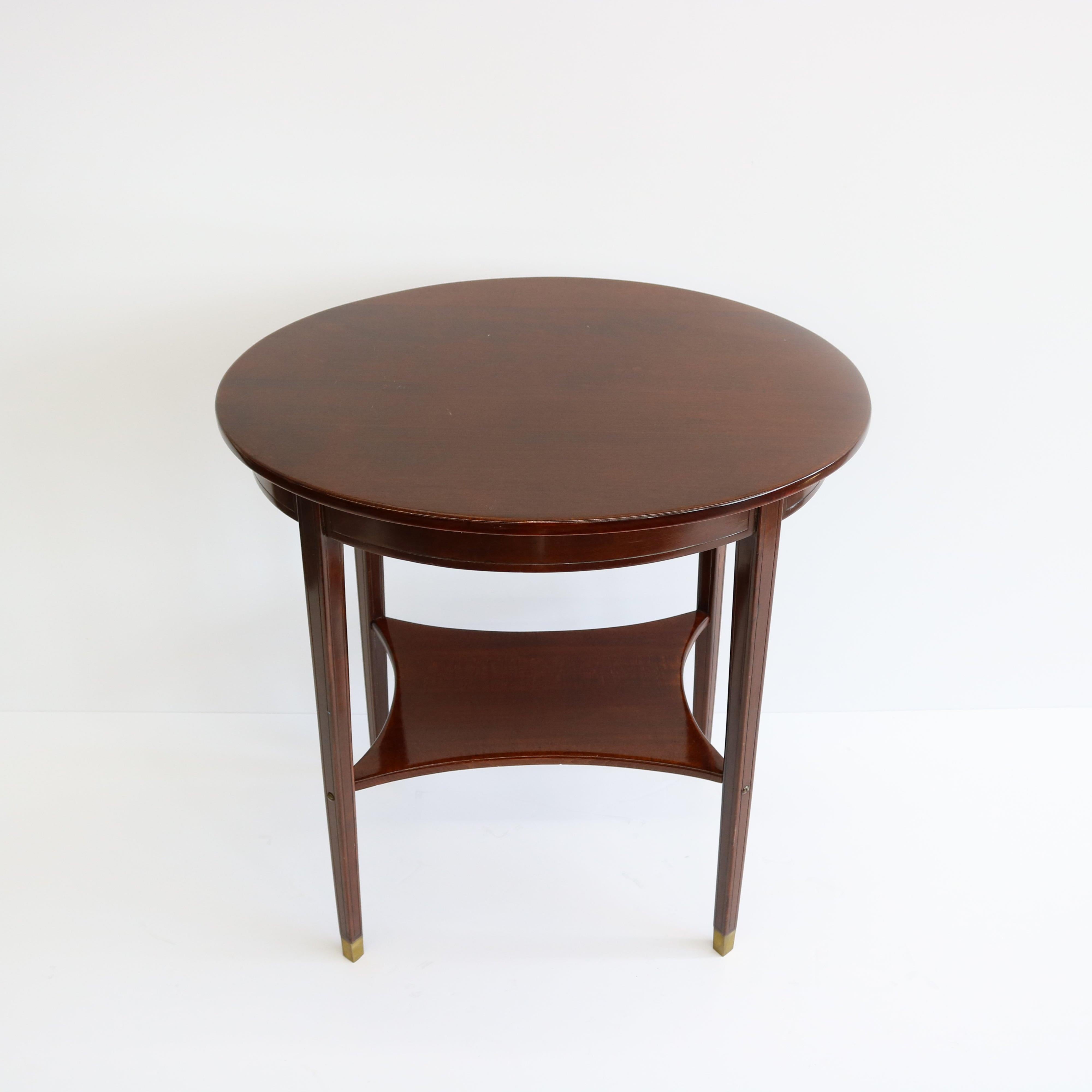 Early 20th Century Oval Vienna Secession Two-Tier Table Austria Manchado en venta