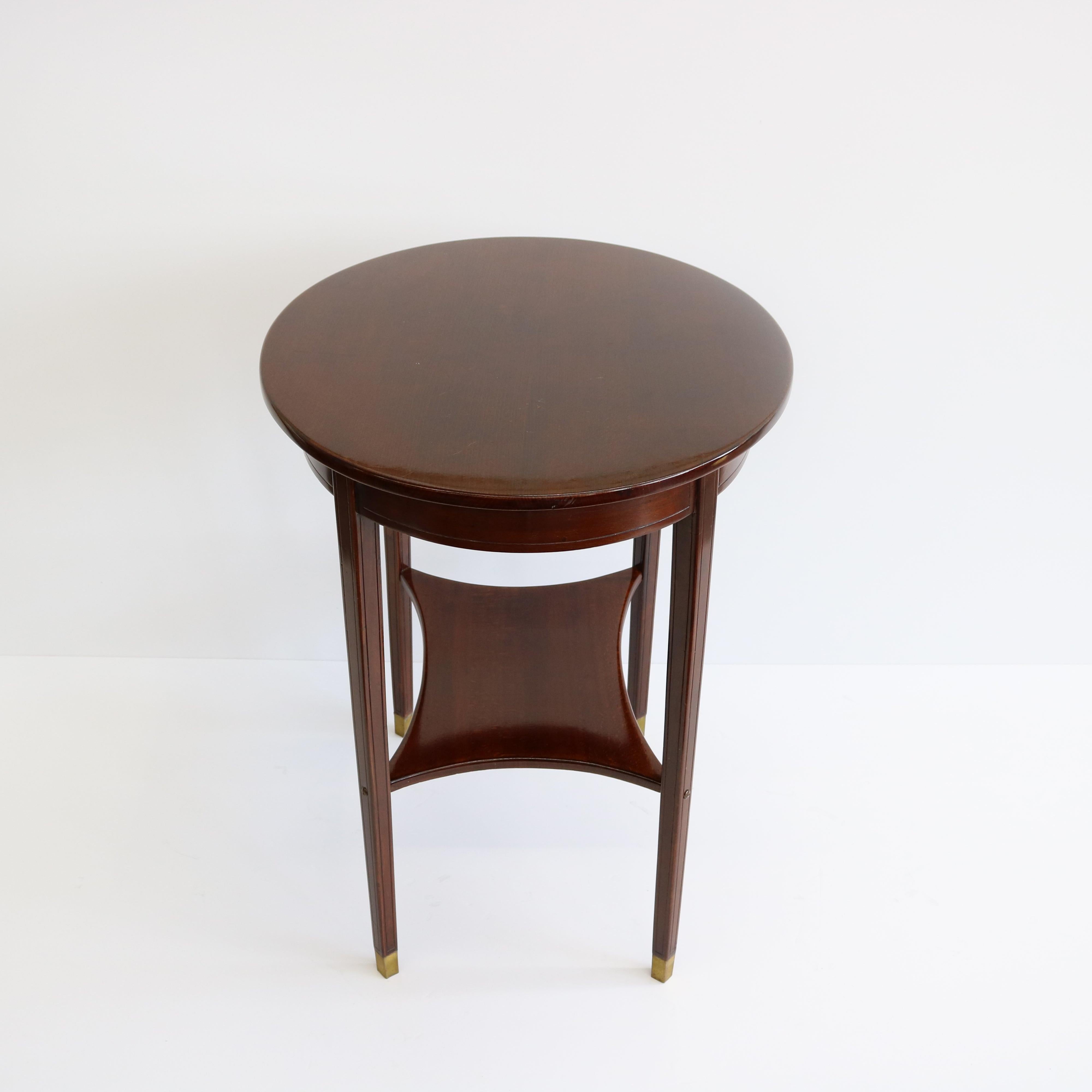 Early 20th Century Oval Vienna Secession Two-Tier Table Austria en Bueno estado para la venta en New York, NY