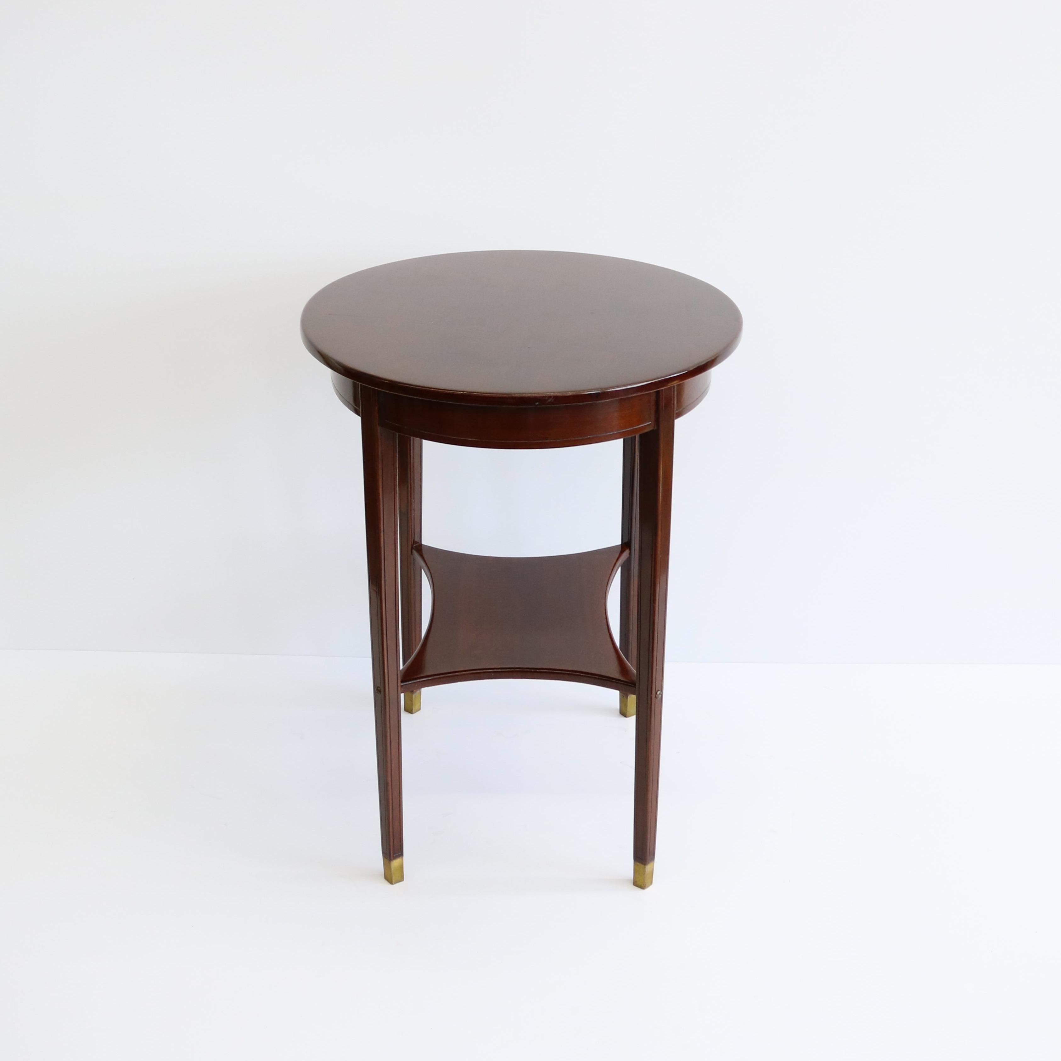 Early 20th Century Oval Vienna Secession Two-Tier Table Austria siglo XX en venta