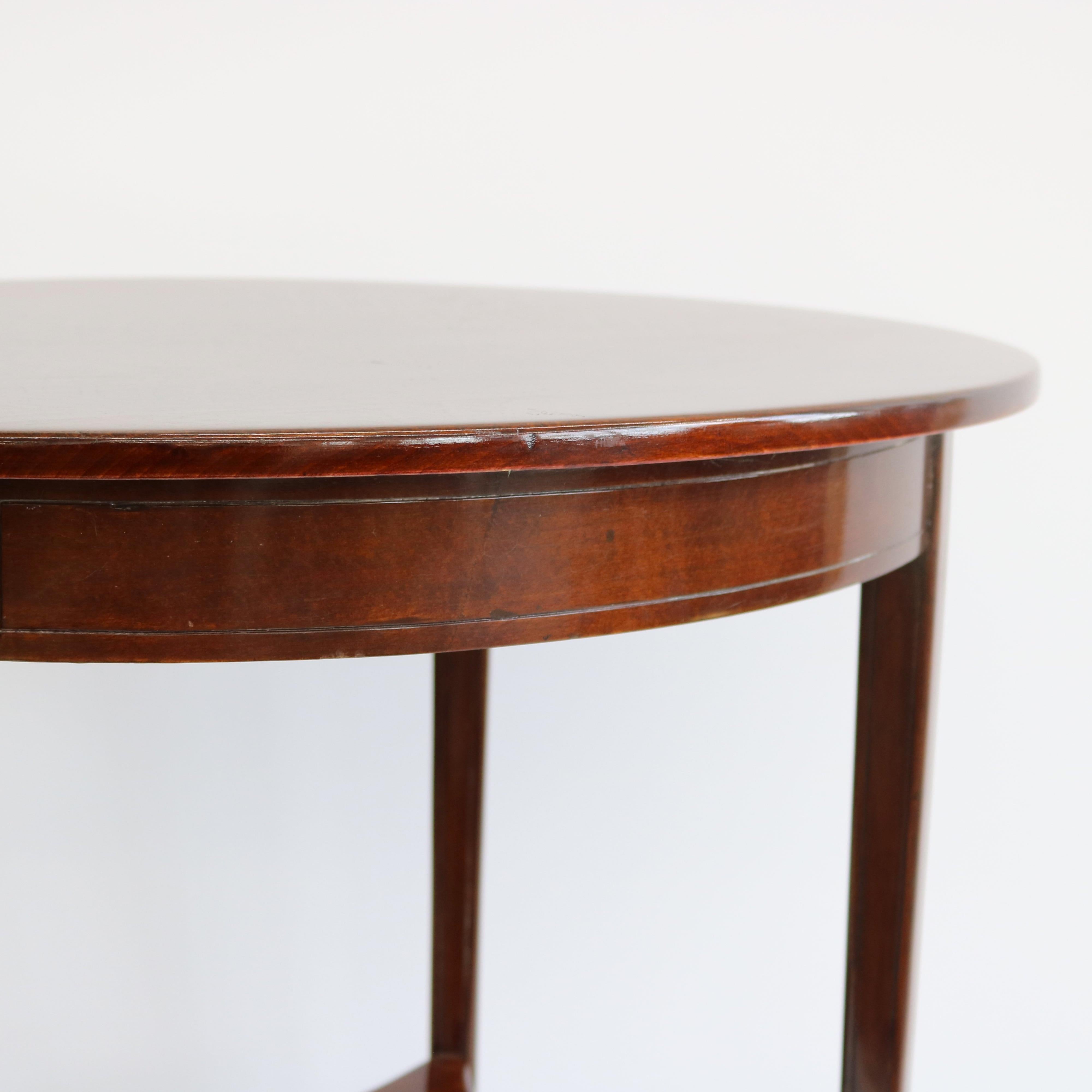 Early 20th Century Oval Vienna Secession Two-Tier Table Austria en venta 1