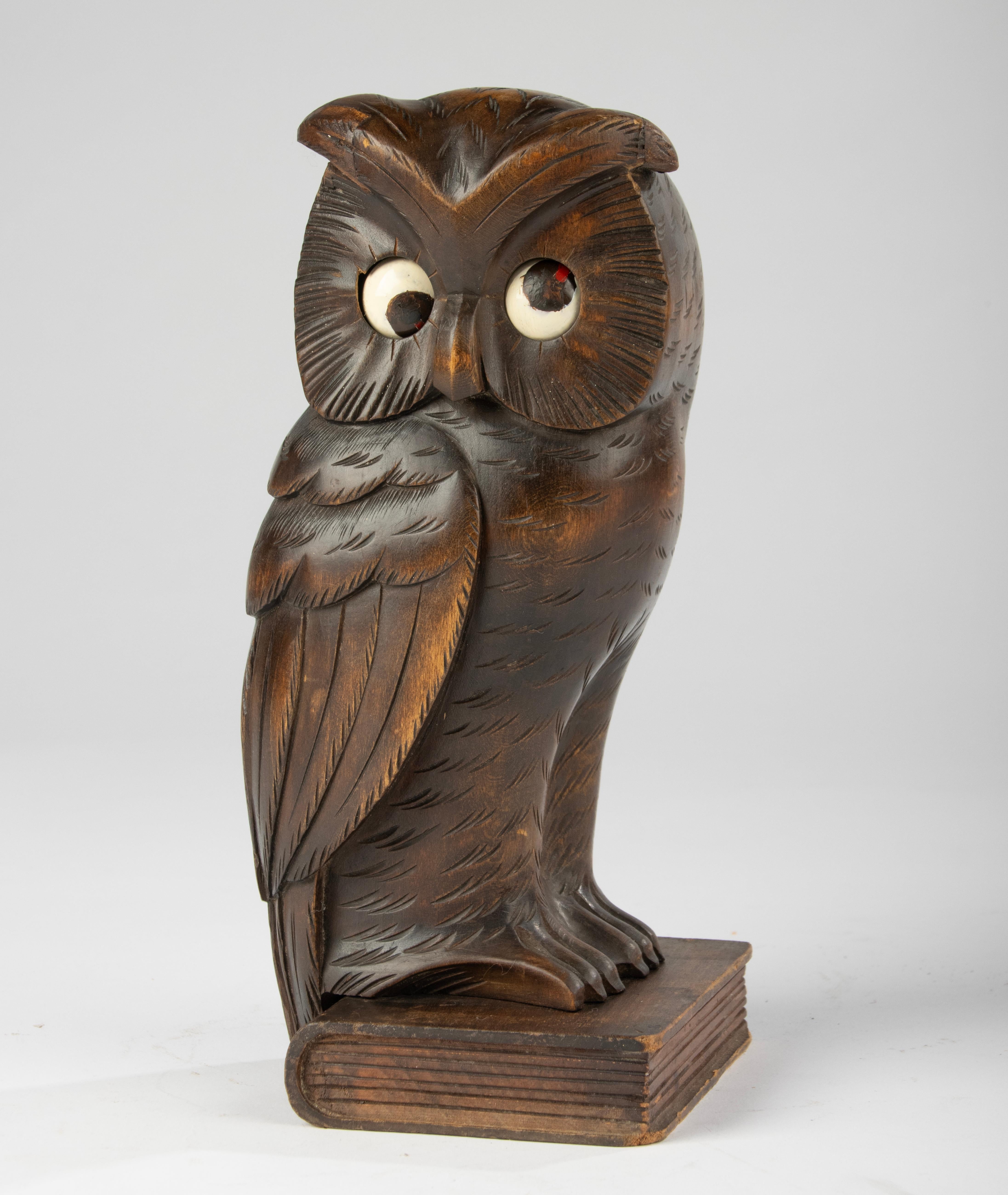 Early 20th Century Owl Clock – Black Forest – Carved Wood – Rolling Eyes In Good Condition For Sale In Casteren, Noord-Brabant